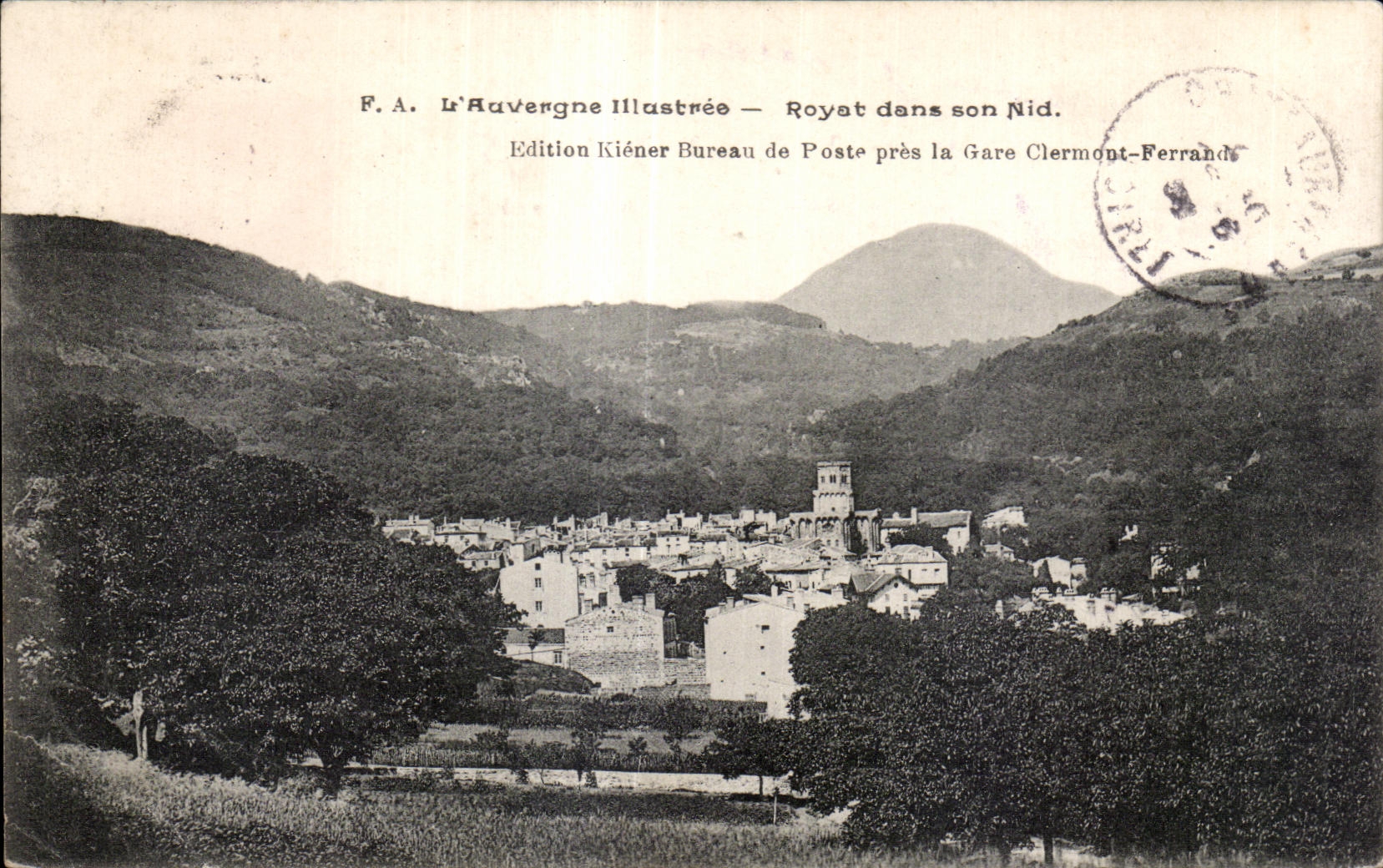 Royat les Bains - Royat in its nest - CPA