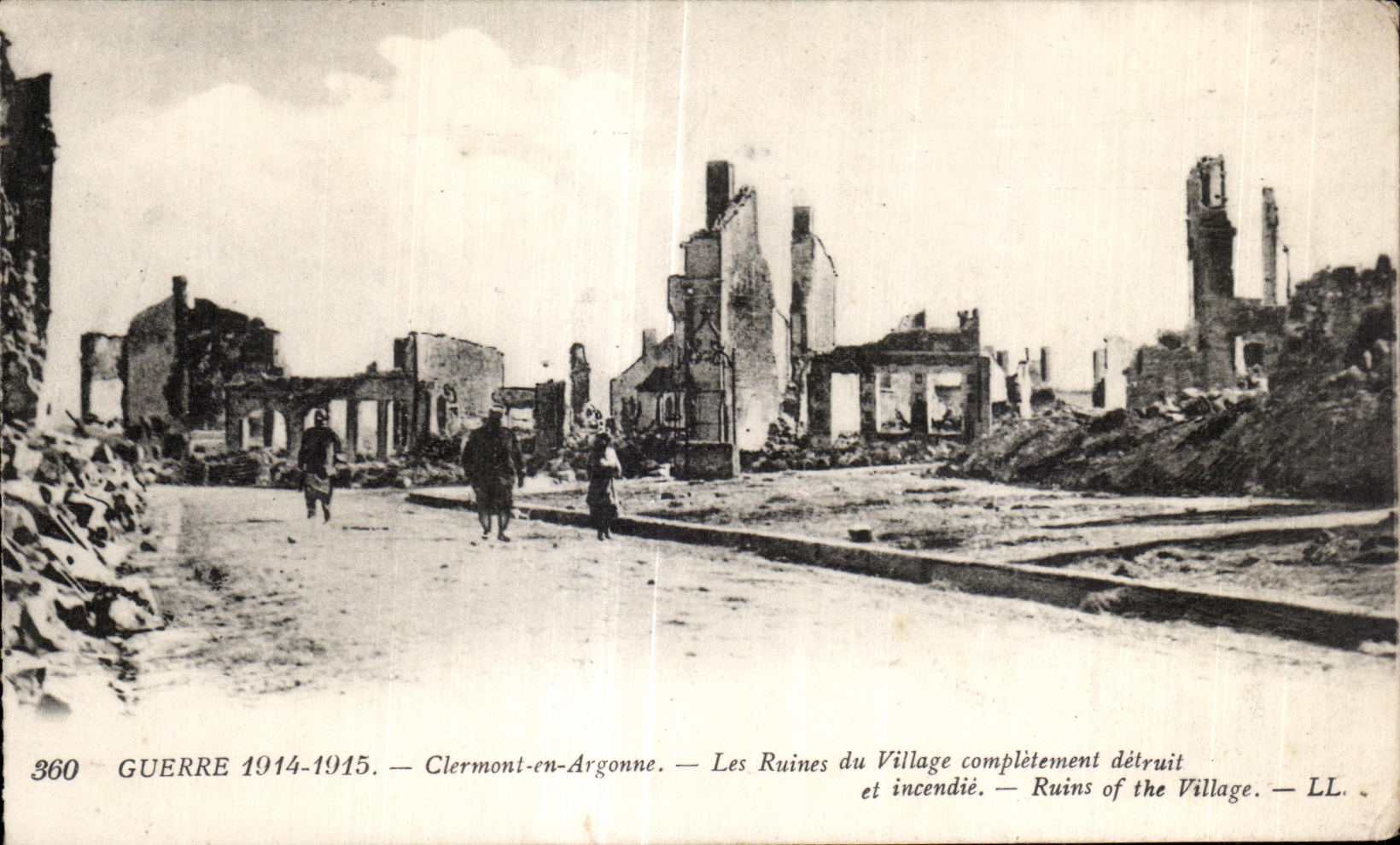 CPA Clermont War in Argonne the Ruins of the completely destroyed Village and sets fire to Ruins off the Village