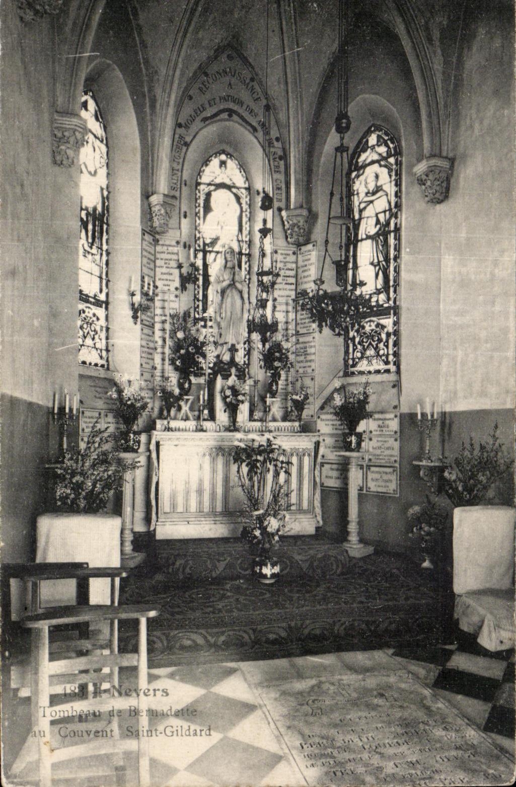 Nevers - tumba del santo Gildard de Bernadette Couvent - CPA