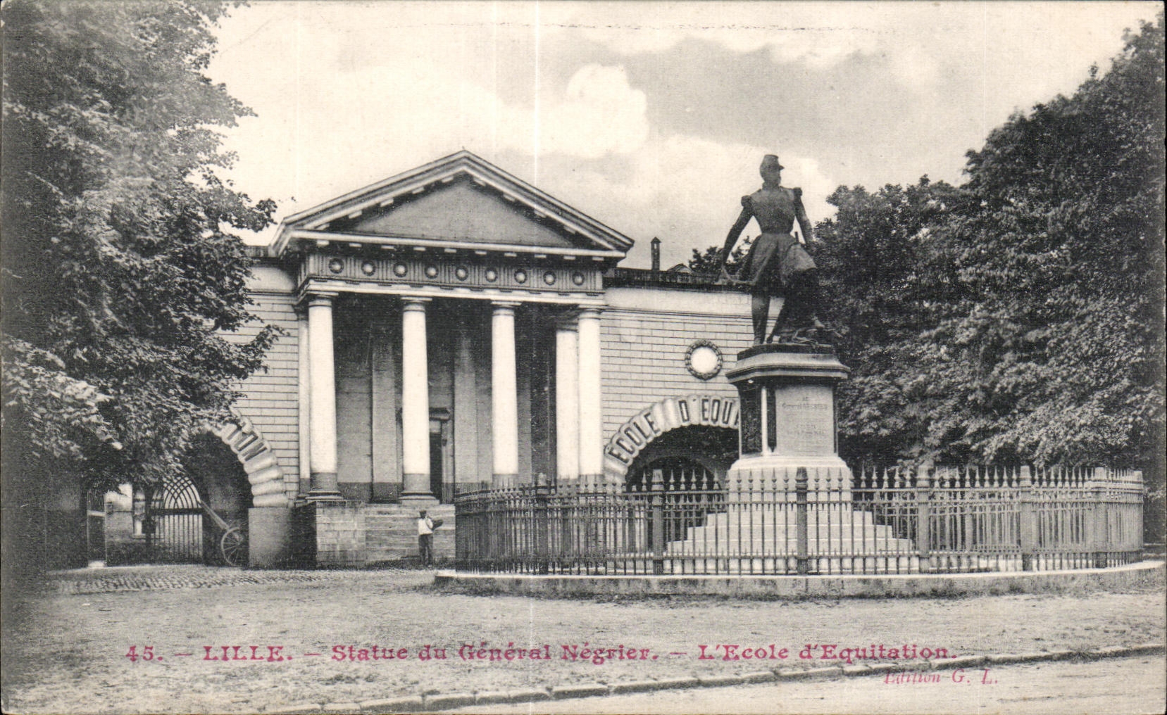 CPA Lille Statue of the General Slave trader School Militaria Horsemanship