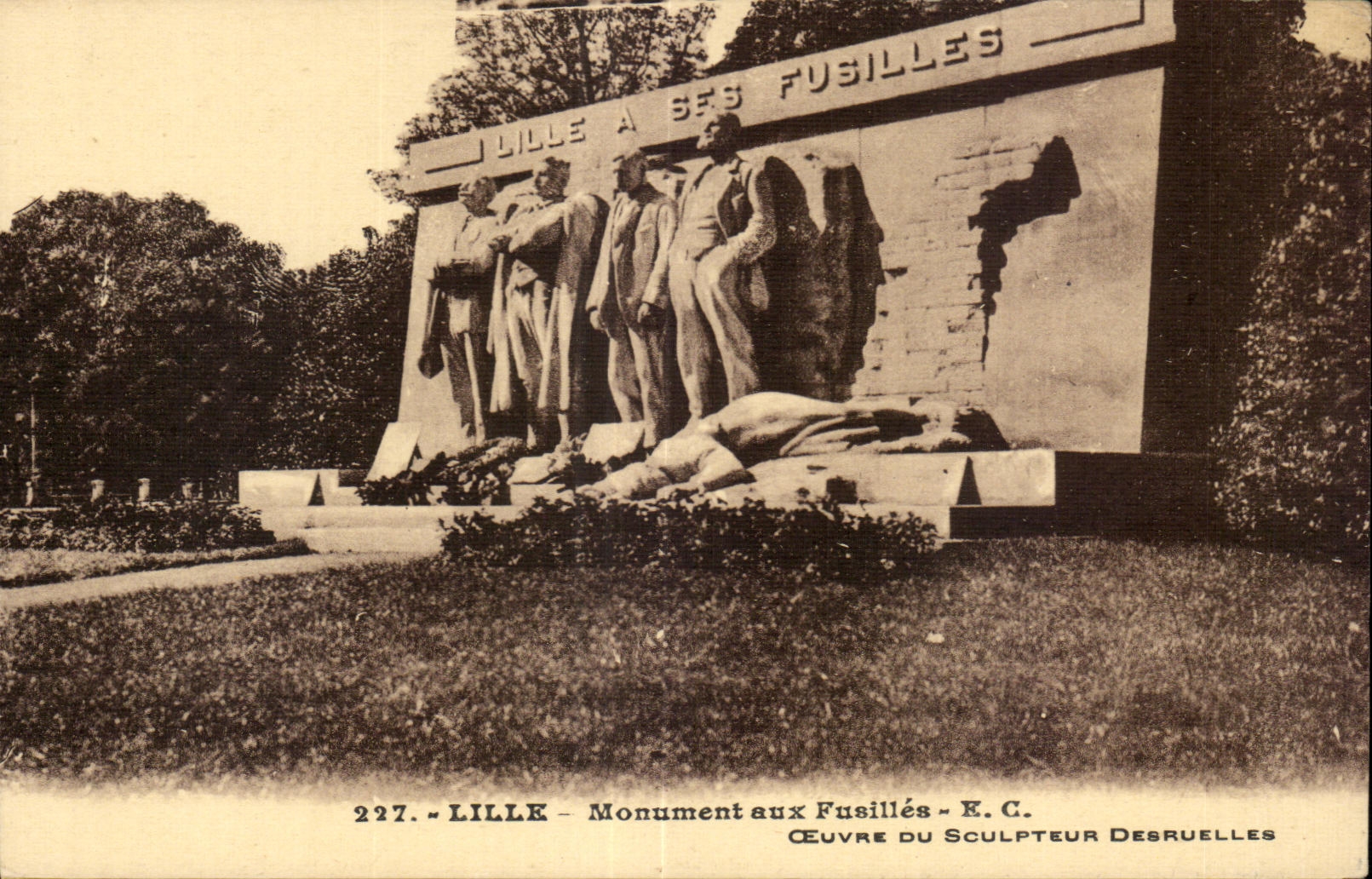 CPA Lille Monument with Shoot Ceuvre Of the Desruelles Sculptor