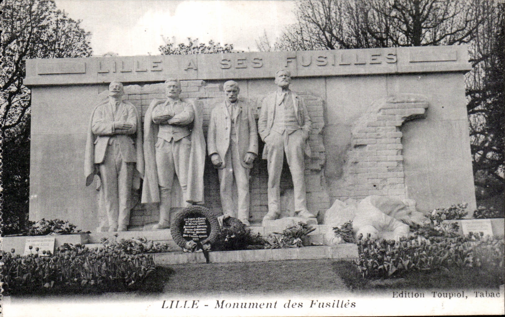 CPA Lille Monument of Shoot Militaria