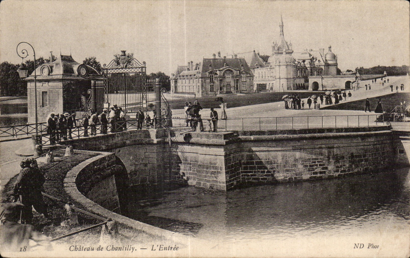 CPA Chateau de Chantilly L Entree