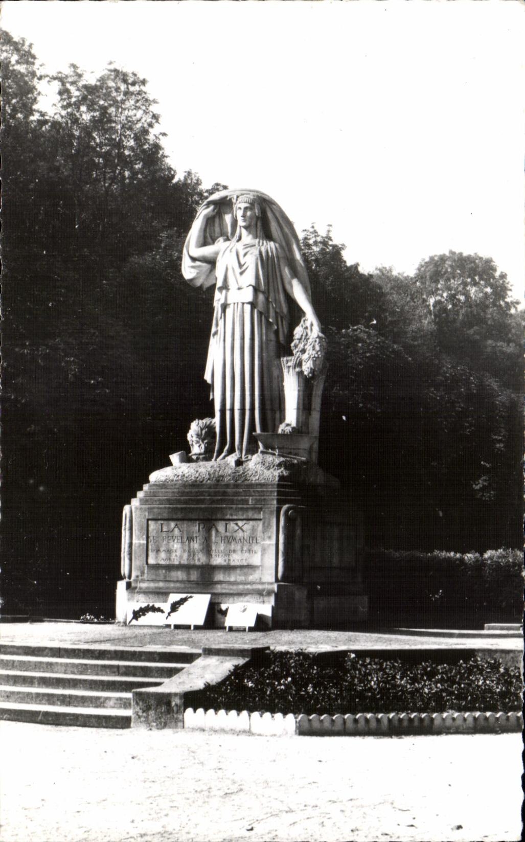 CPA Creil Oise le monument aux morts