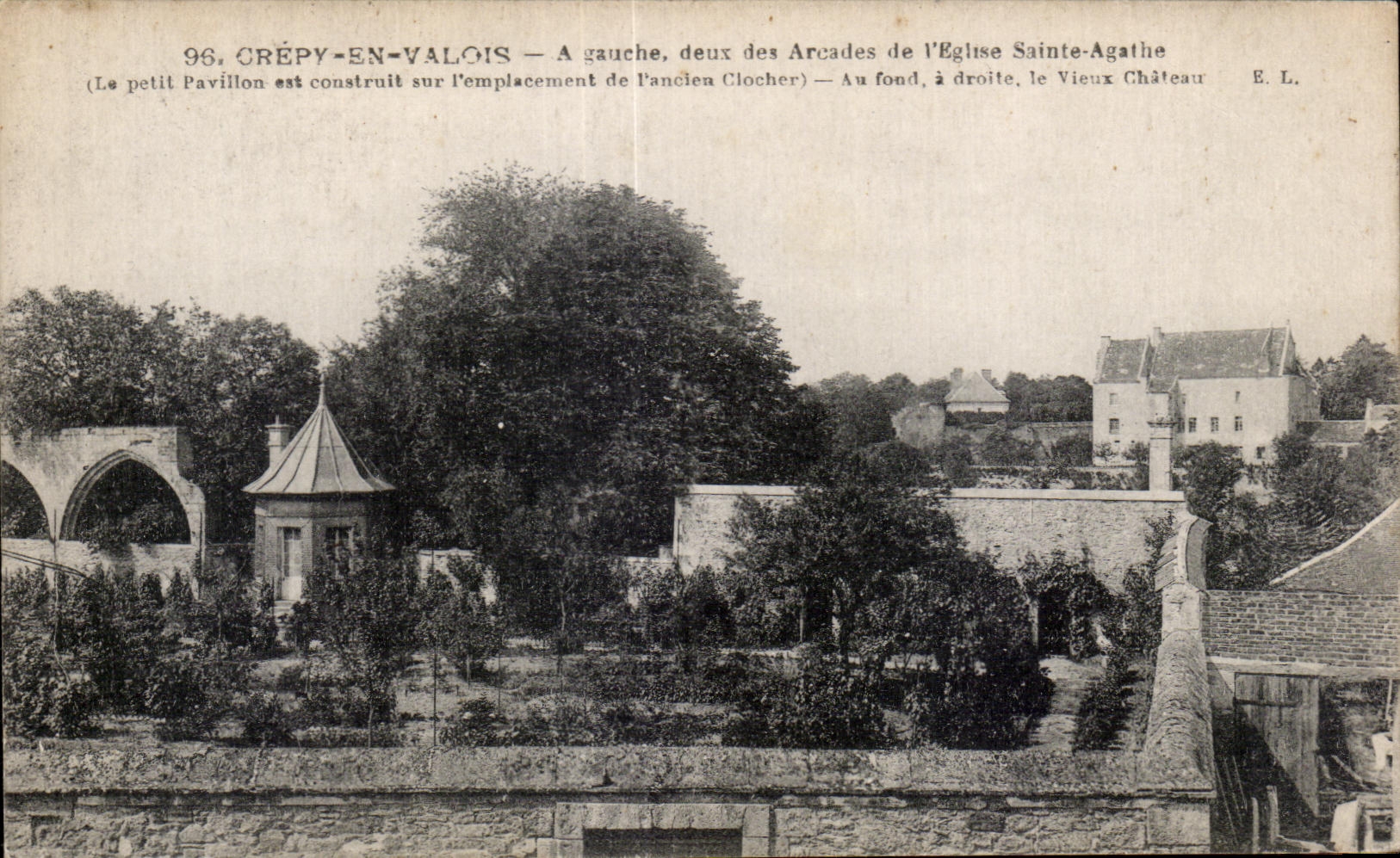 CPA Crepy In Valois On the left two Arcades of I Church Sainte Agathe (the petil Pavillon is constrnit on I emplaeem