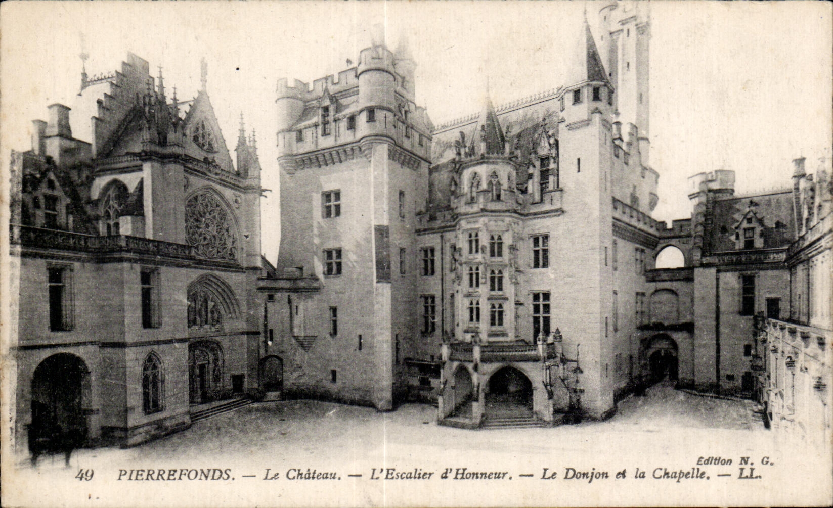 CPA Pierrefonds Le Chateau L Escalier d Honneur Le Donjon et la Chapelle