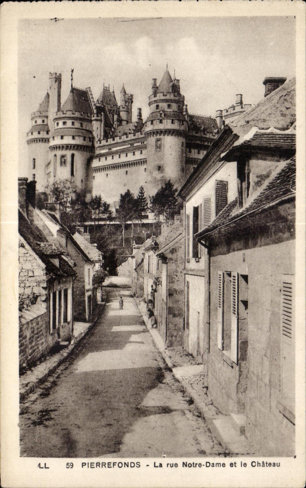 CPA Pierrefonds Le rue Notre Dame et le Chateau