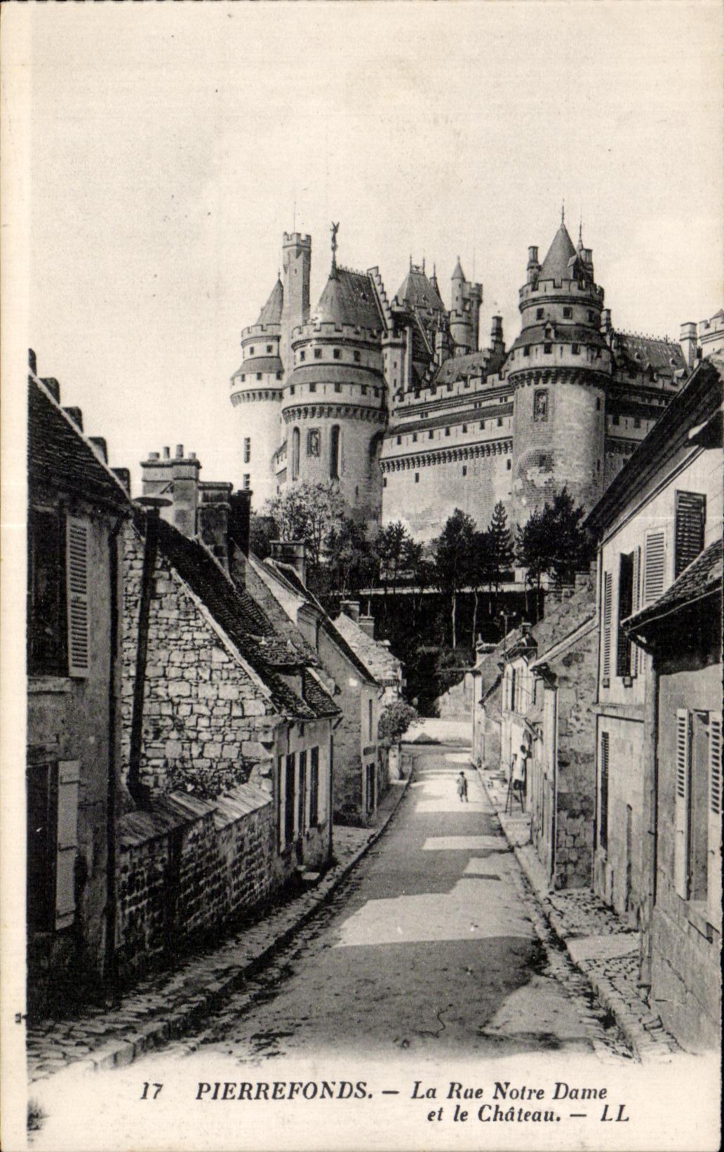 CPA Pierrefonds La Rue Notre Dame et le Chateau