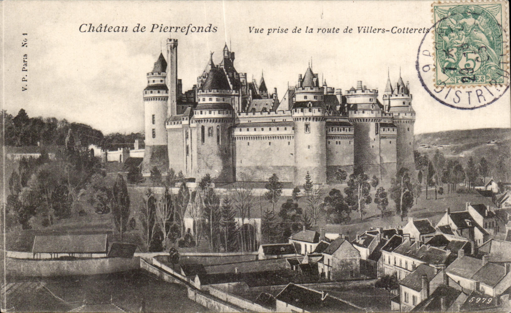 CPA Chateau de Pierrefonds Vue prise de la route de Villers Cotterets
