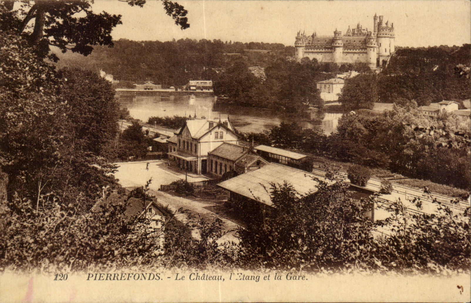 CPA Pierrefonds Le Chateau L Etang et la Gare