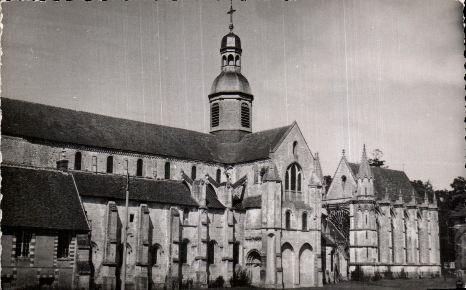 CPA St To germinate of Fly (Oise) Abbey church (XIe XIIe S) Sainte the Vault (XIIe S)