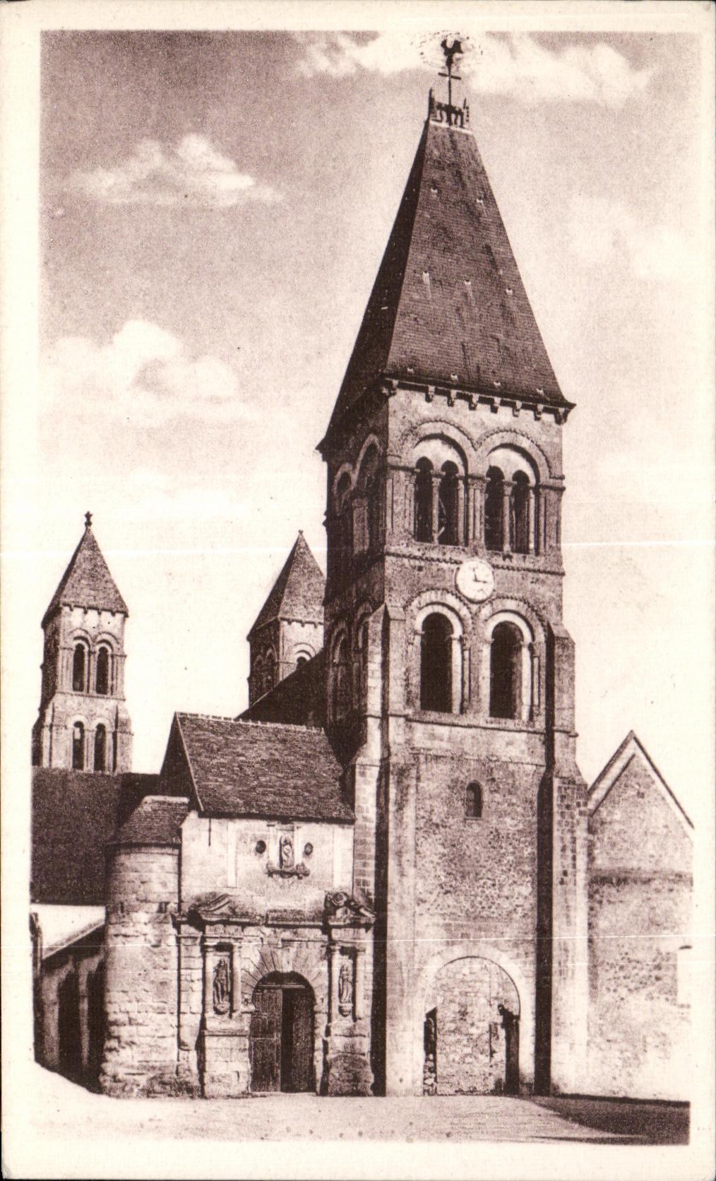 CPA Morienval (Oise) Frontage of Church Old Abbey church