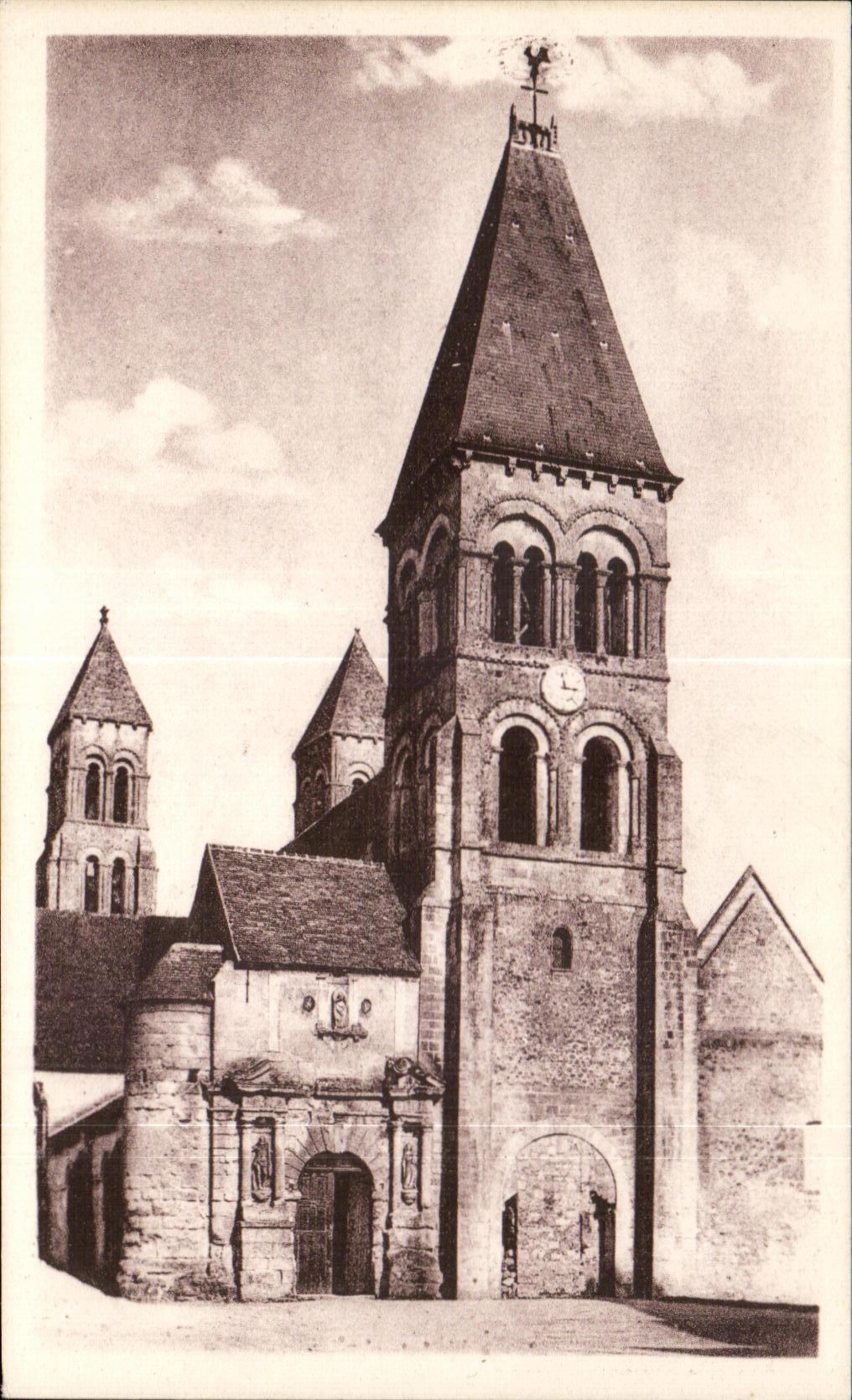 CPA Morienval (Oise) Fagade of Church Old Church
