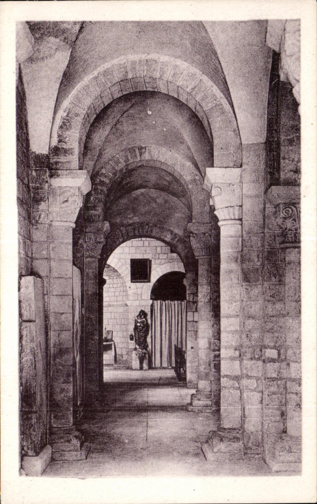 CPA Morienval (Oise) Low Church dimensions Bord of the Nave Old Abbey church of Benedictines