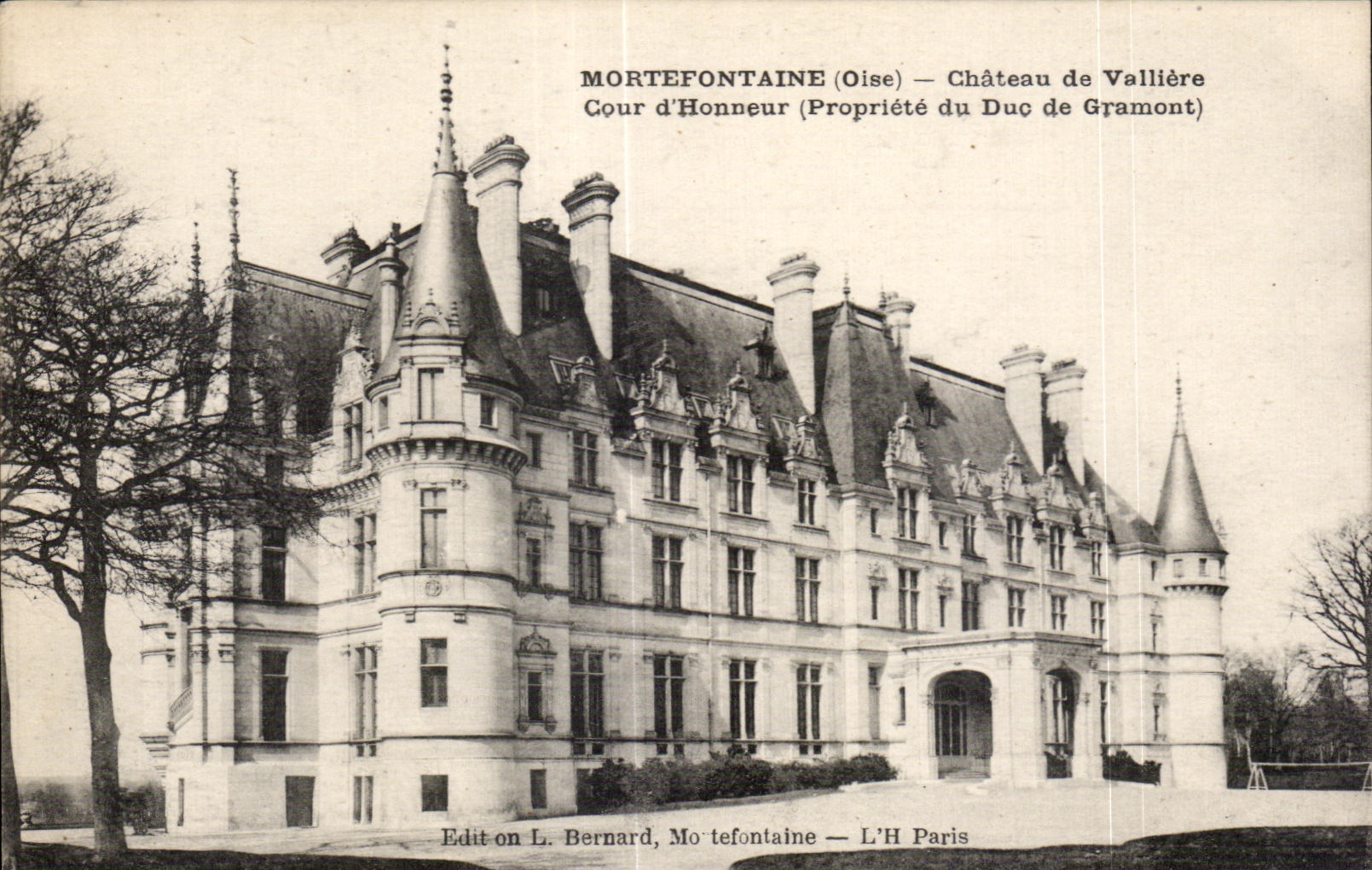 CPA Mortefontaine (Oise) Castle of Valliere Court Honor (Property of the Duke of Gramont)