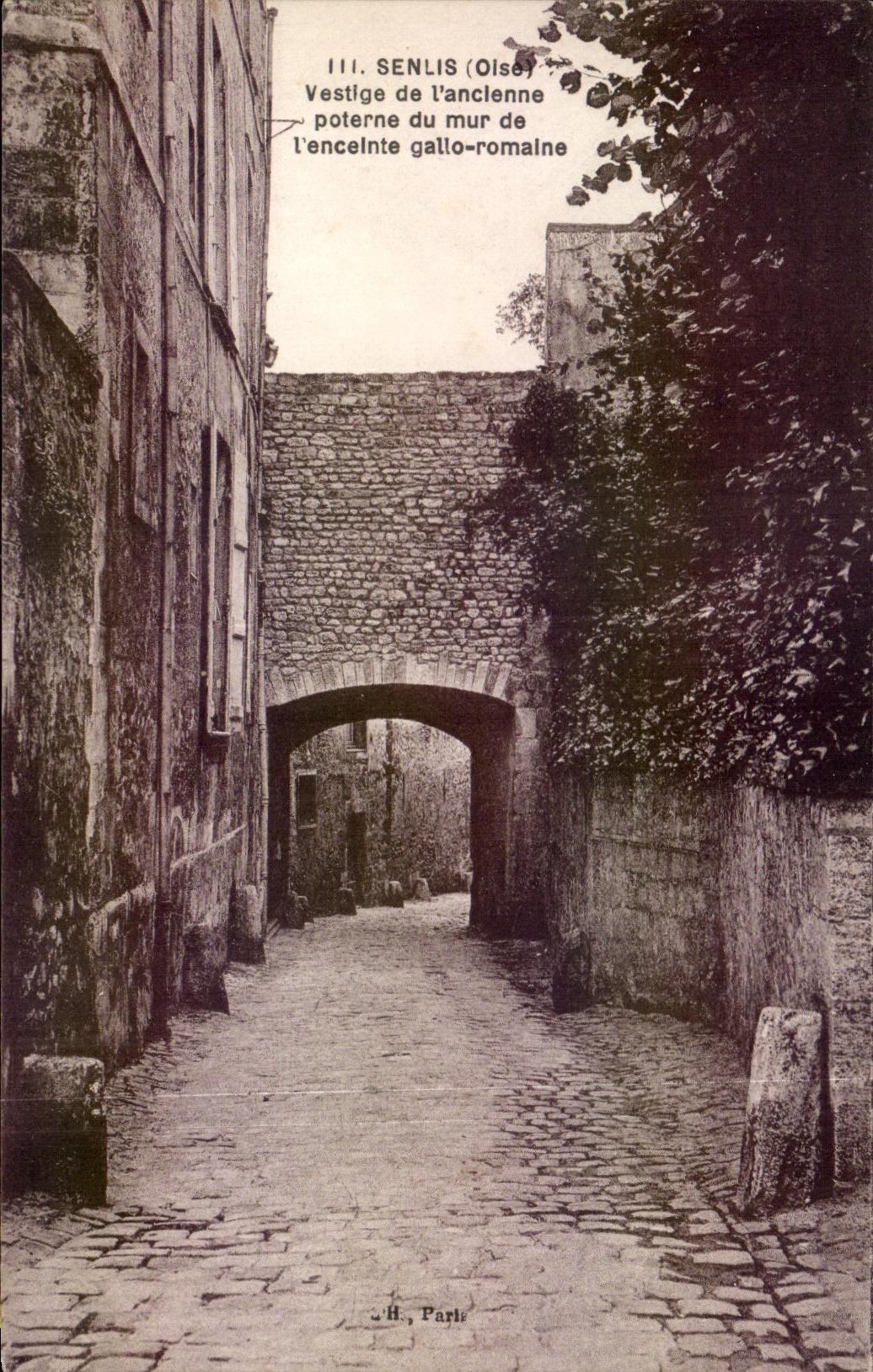 CPA Senlis (Oise) Vestige of old postern of the wall of Roman enclosure gallo