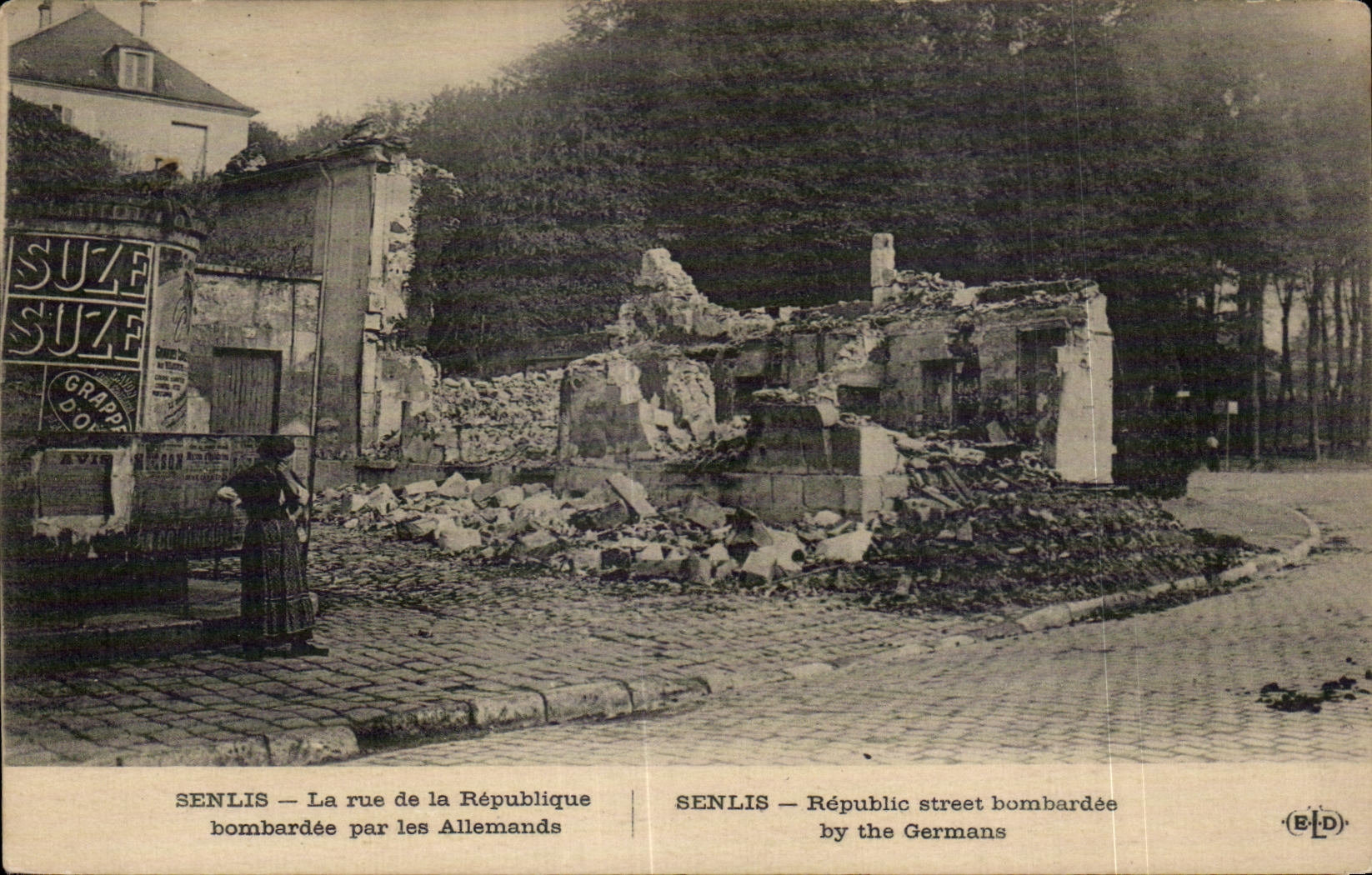CPA Senlis the street of the Republic bombardee by the Germans