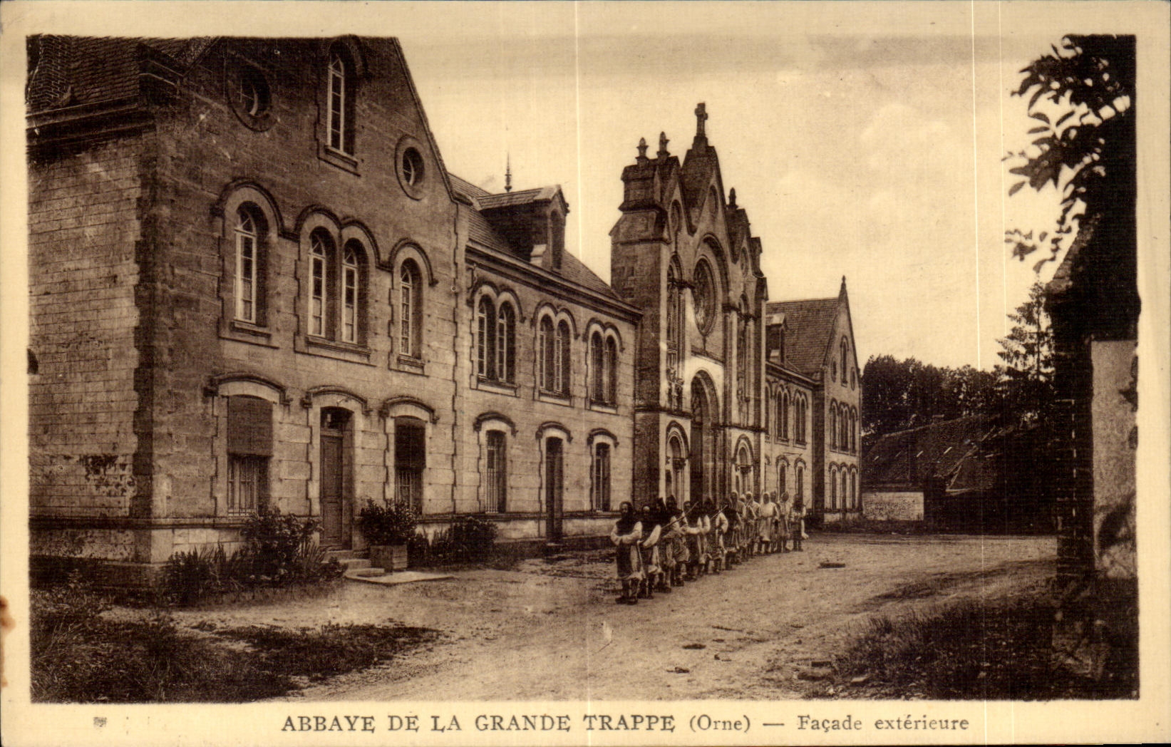 Abadia de CPA del ataque frontal externo grande de la puerta de trampa (Orne)