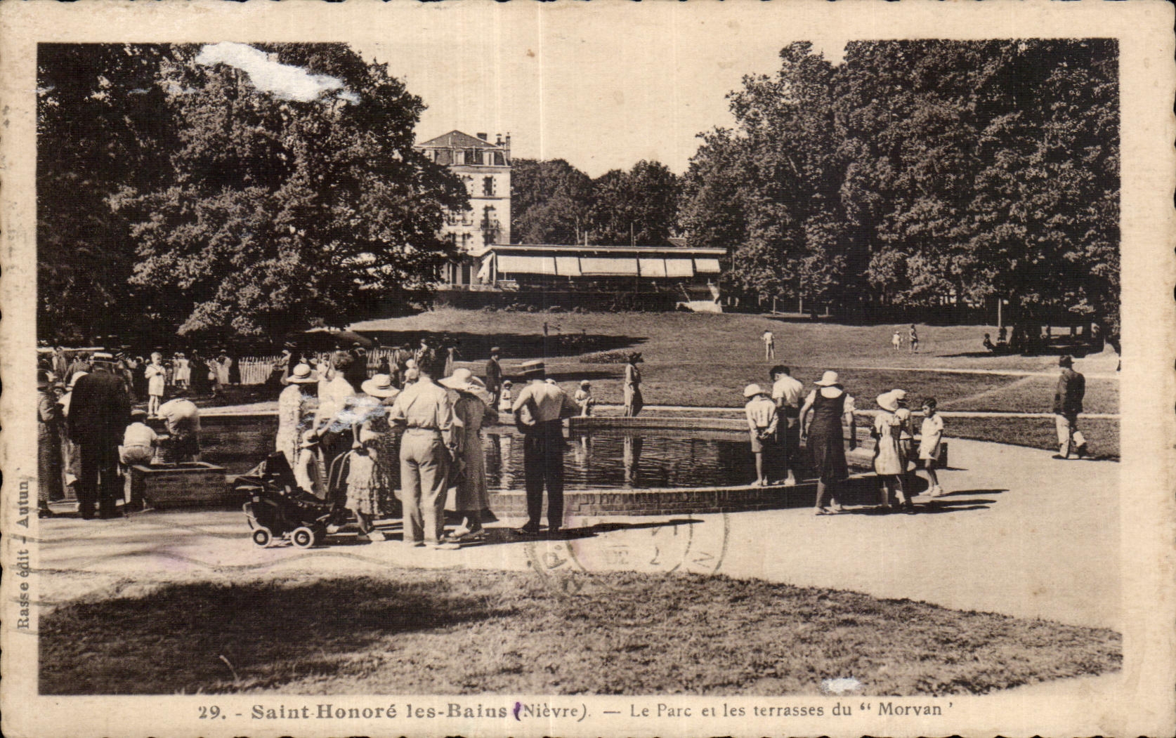 Los les Bains del santo de CPA (Nievre) honran el parque y las terrazas con Morvan