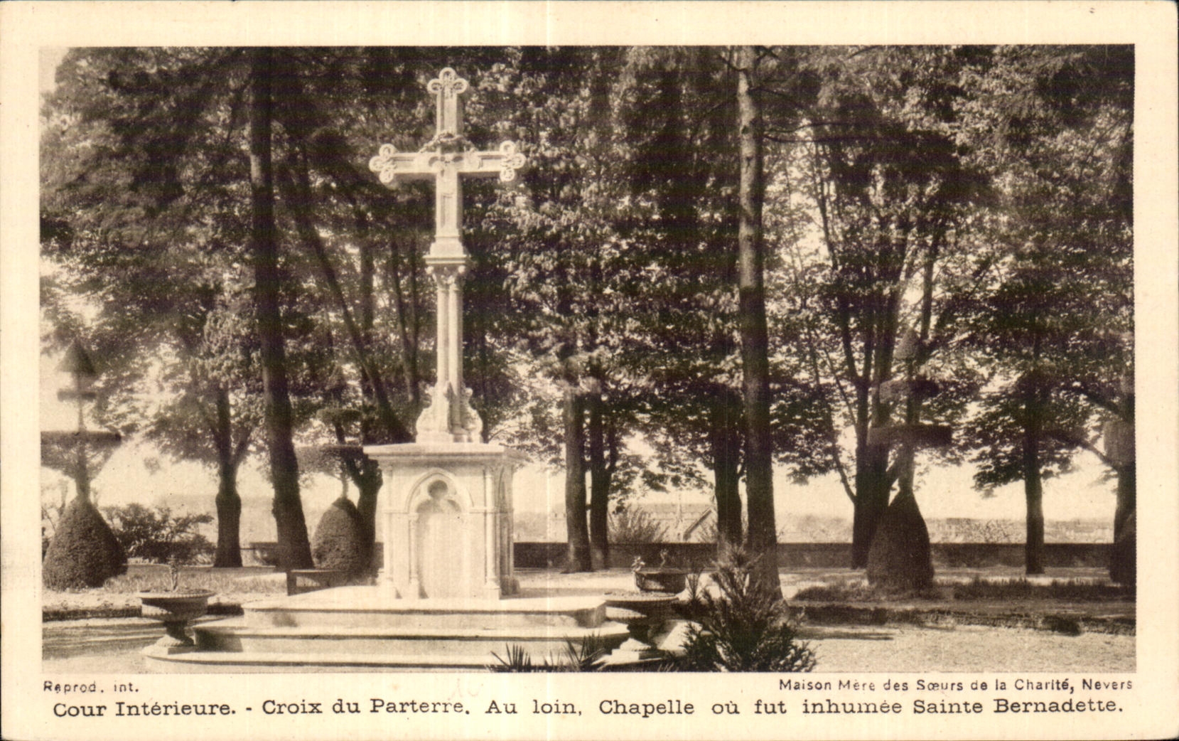 La cruz interior de la corte de CPA del piso con la cAmara acorazada lejana o era santo Bernadette Nevers de Inhumee