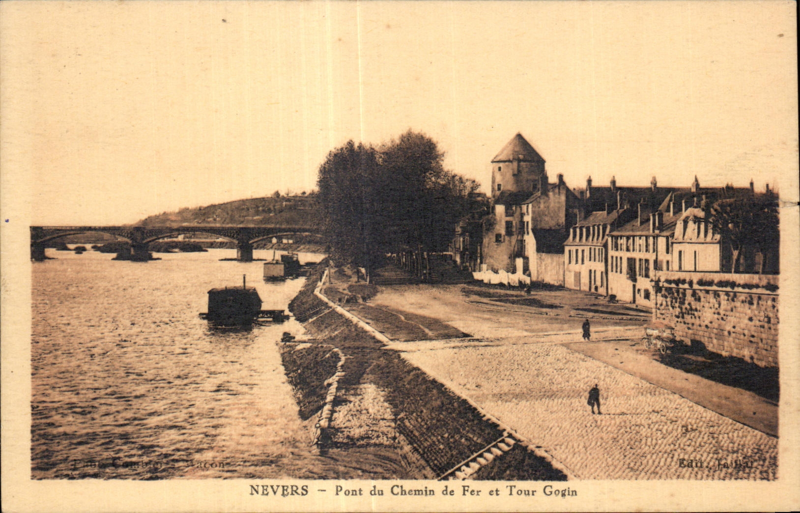 Puente de CPA Nevers de y ferrocarril que va la vuelta