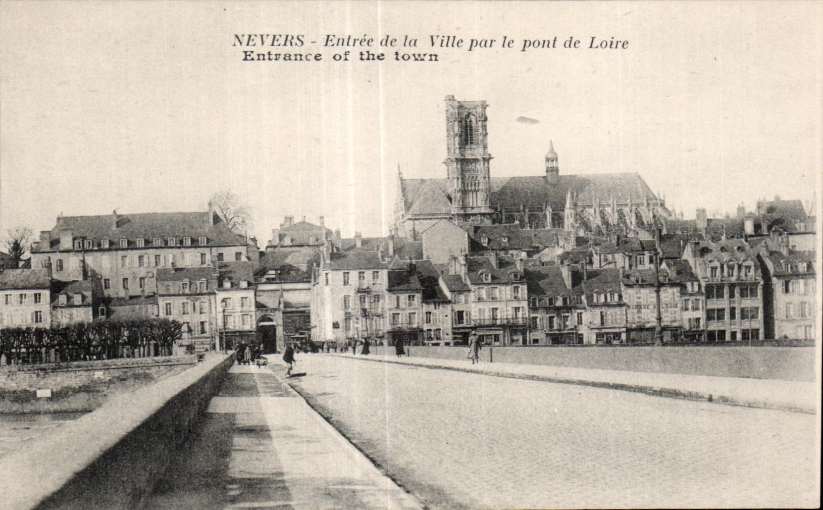 Entrada de CPA Nevers de la ciudad por el puente del Loire