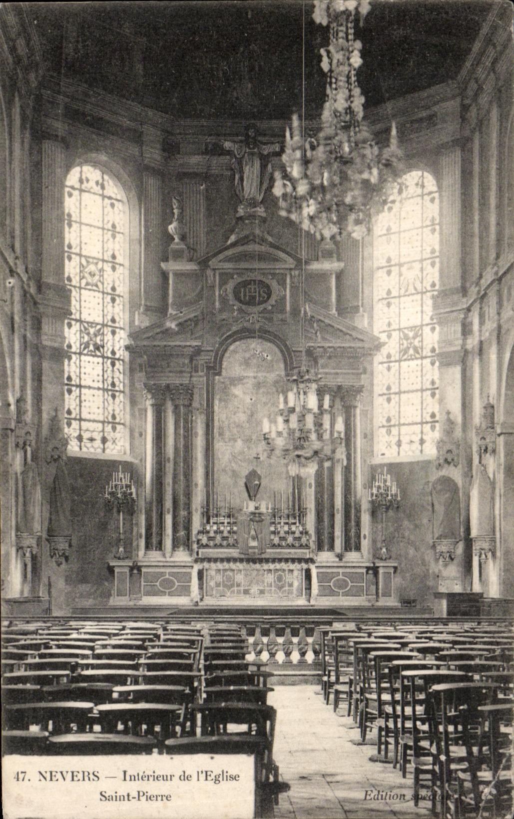 CPA Nevers interior de Saint Pierre de la iglesia de I