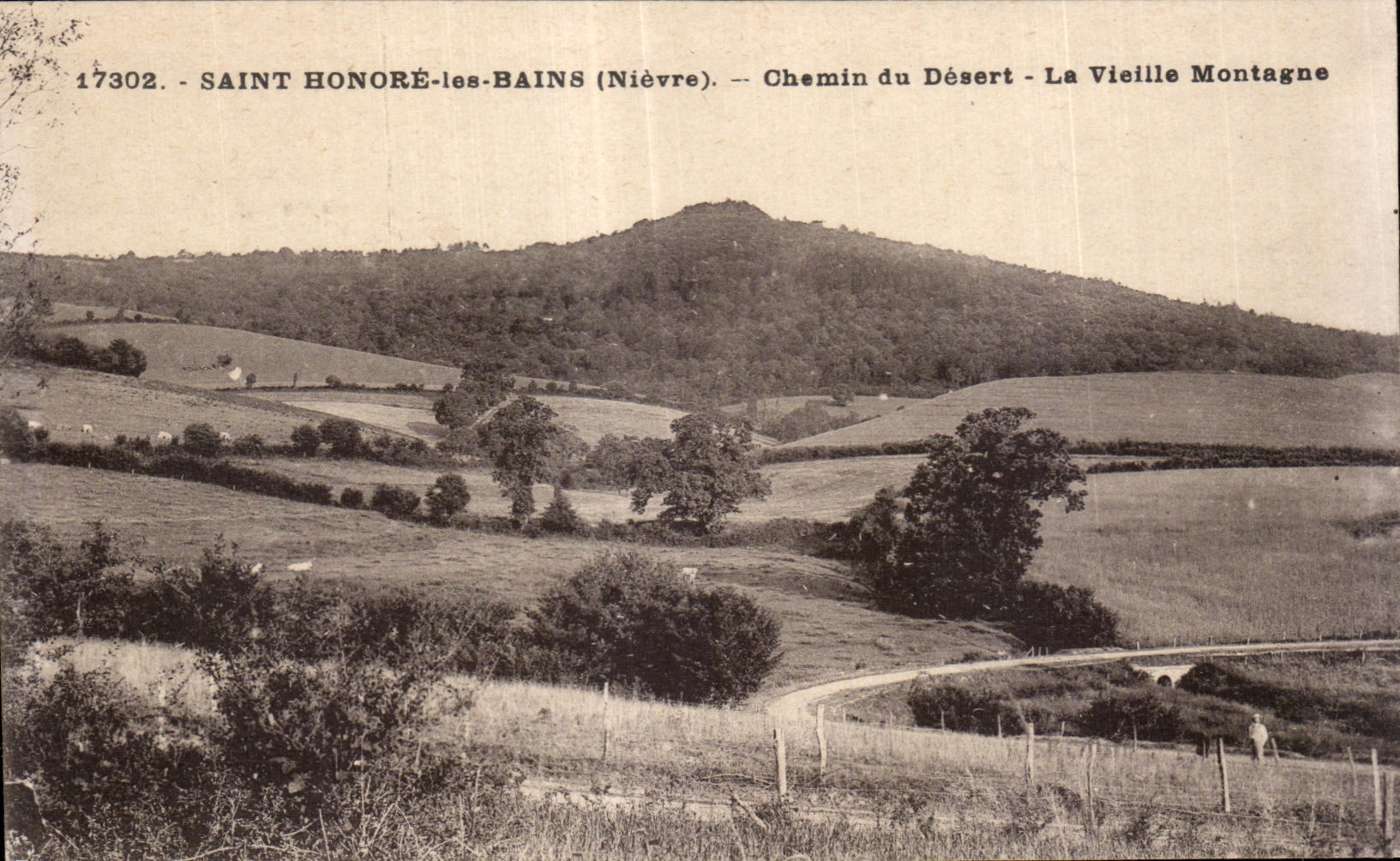 Los les Bains del santo de CPA Nievre honran Chemin con servicios la montana vieja