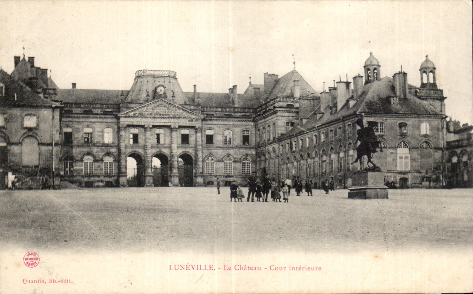 CPA Luneville Le Chateau Cour interieure