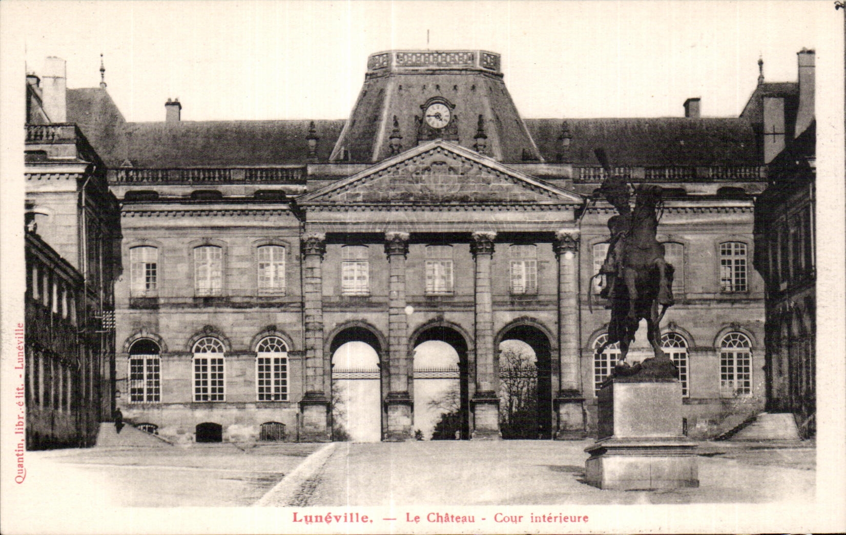 CPA Luneville Le Chateau Cour Interieure