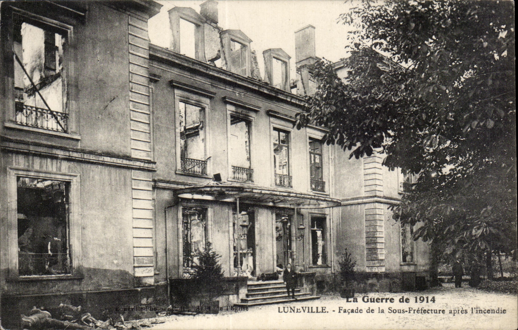 CPA La Guerre de Luneville Facade de la Sous Prefecture apres I incendie