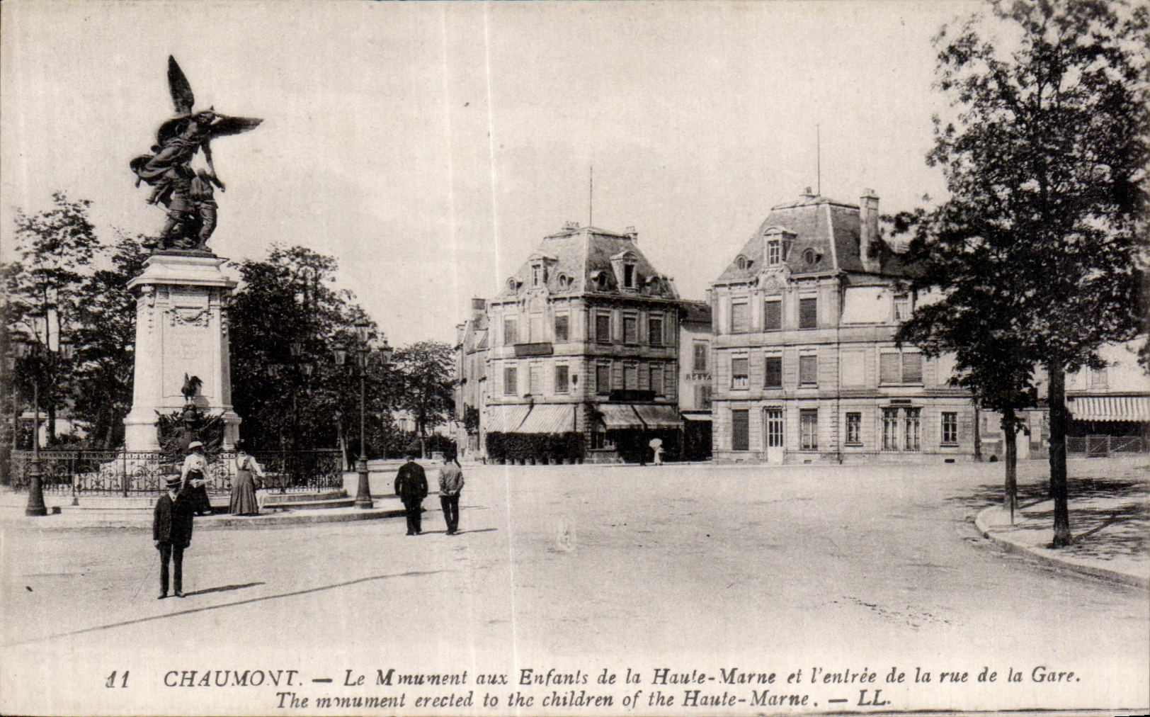 CPA Chaumont Lr mmument with the children of the high marl