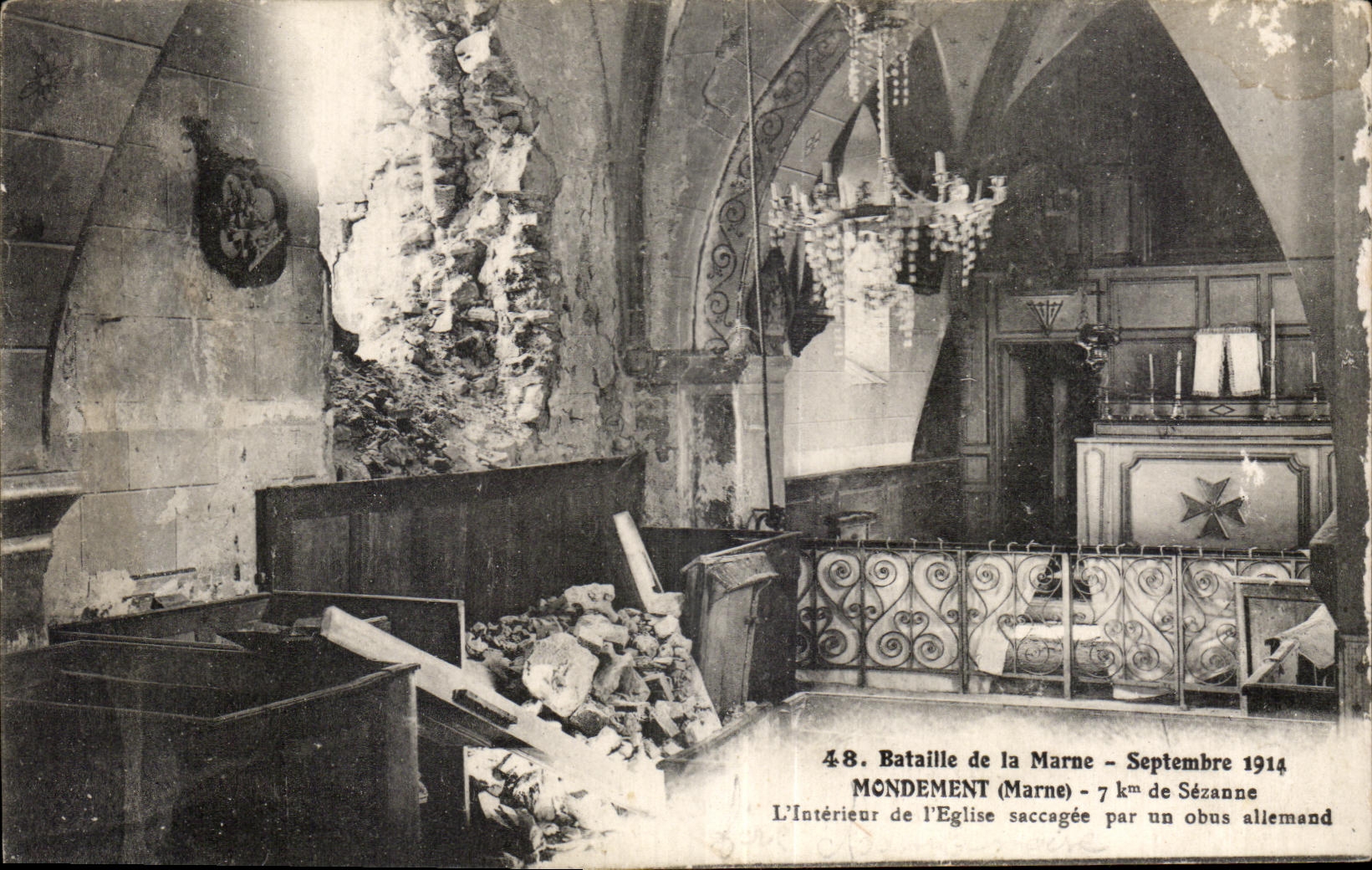CPA Mondement 7km of Sezanne interior of church saccagee by a German shell