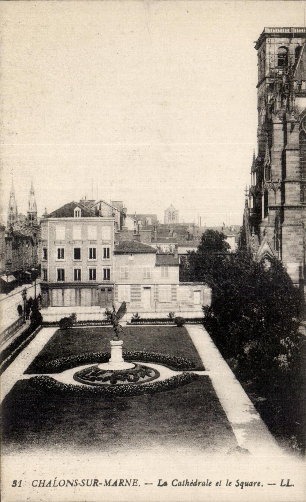 CPA Trawl-nets on the Marne the cathedral and the public garden