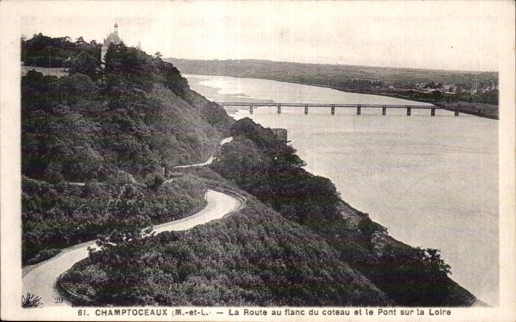 CPA Champtoceaux La route au flanc du coteau et le pont sur la Loire