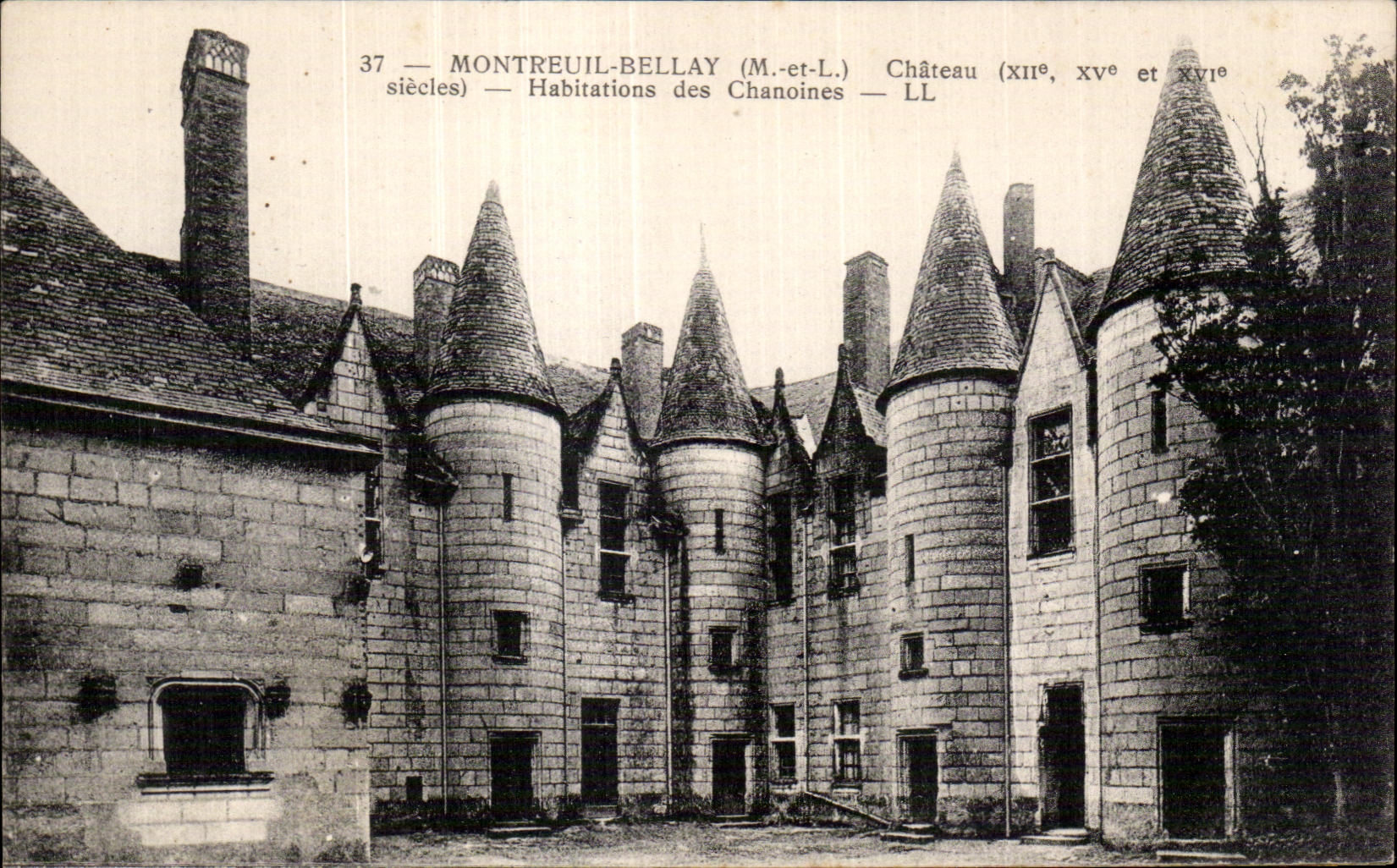 CPA Montreuil Bellay Le chateau Habitations des chanoines