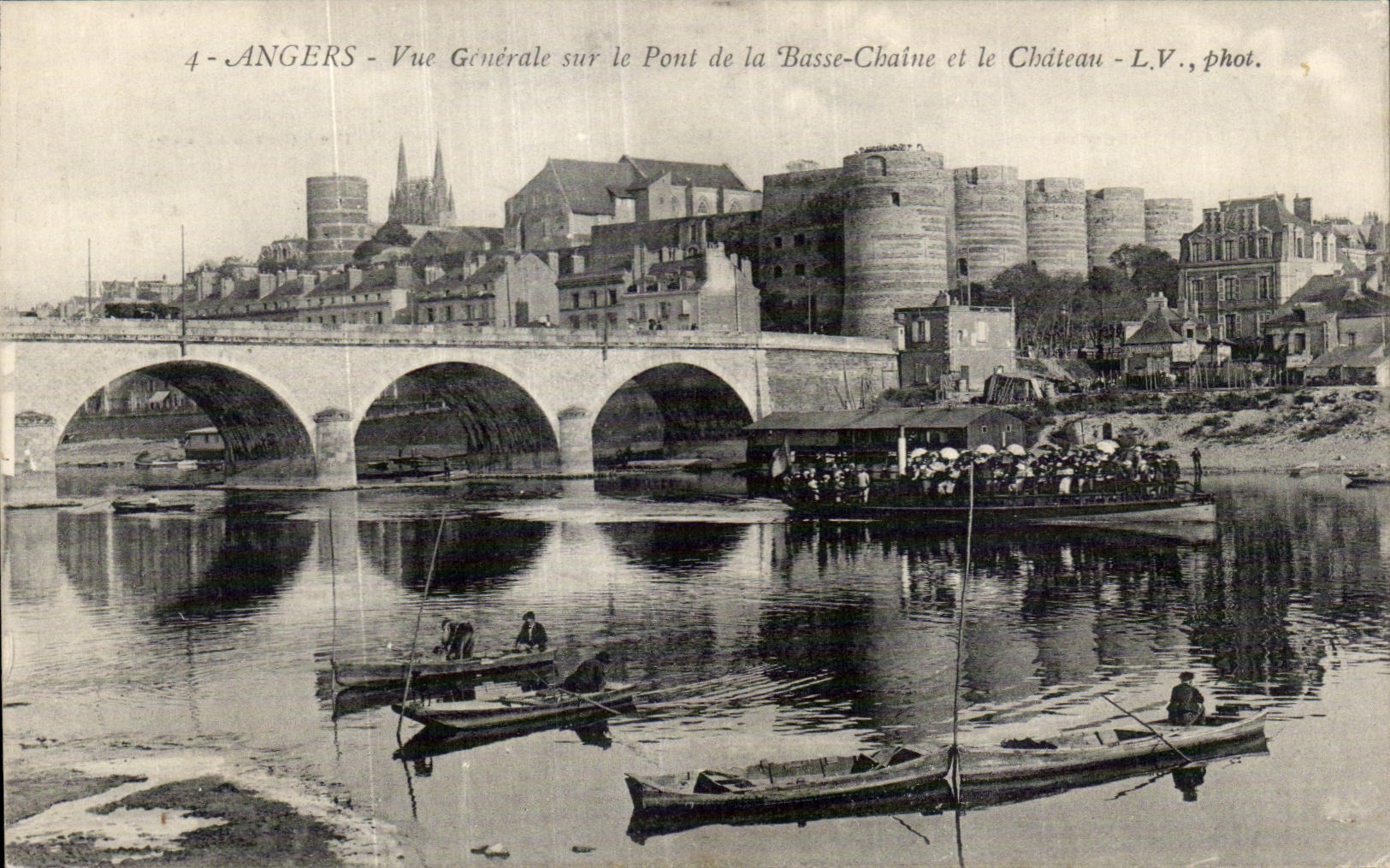 CPA Angers View on the bridge of the Low Chain and the castle