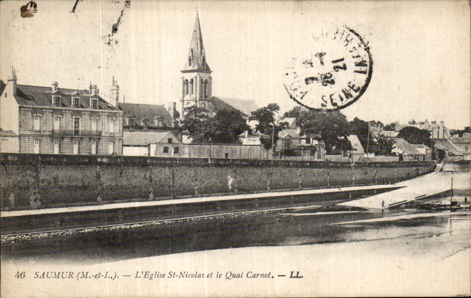 CPA Saumur L eglise St Nicolas et le quai Carnot