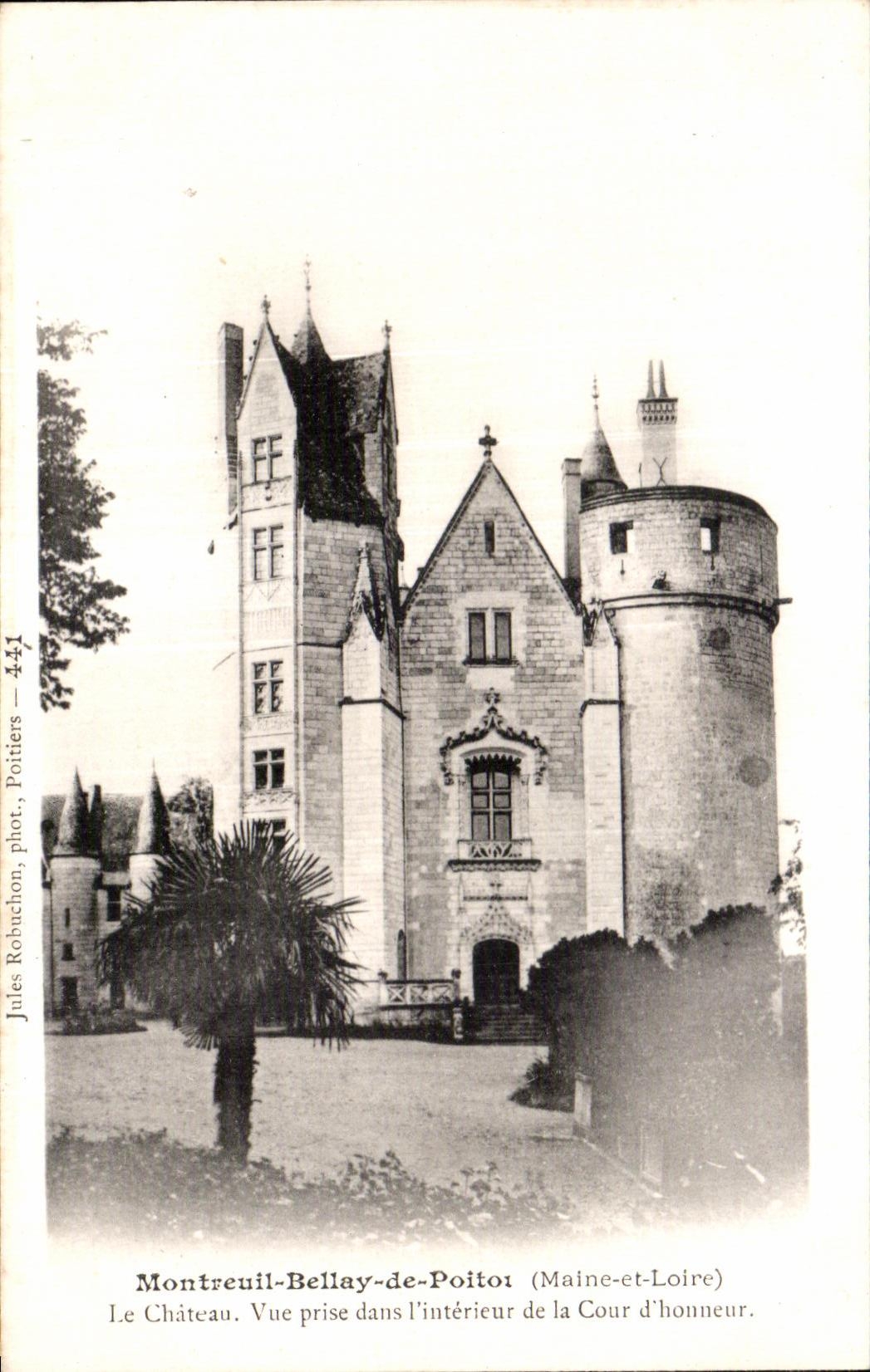 CPA Montreuil Bellay de Poitou (Maine et Loire) Le Chateau Vue prise daus L interieur de la Cour d honneur