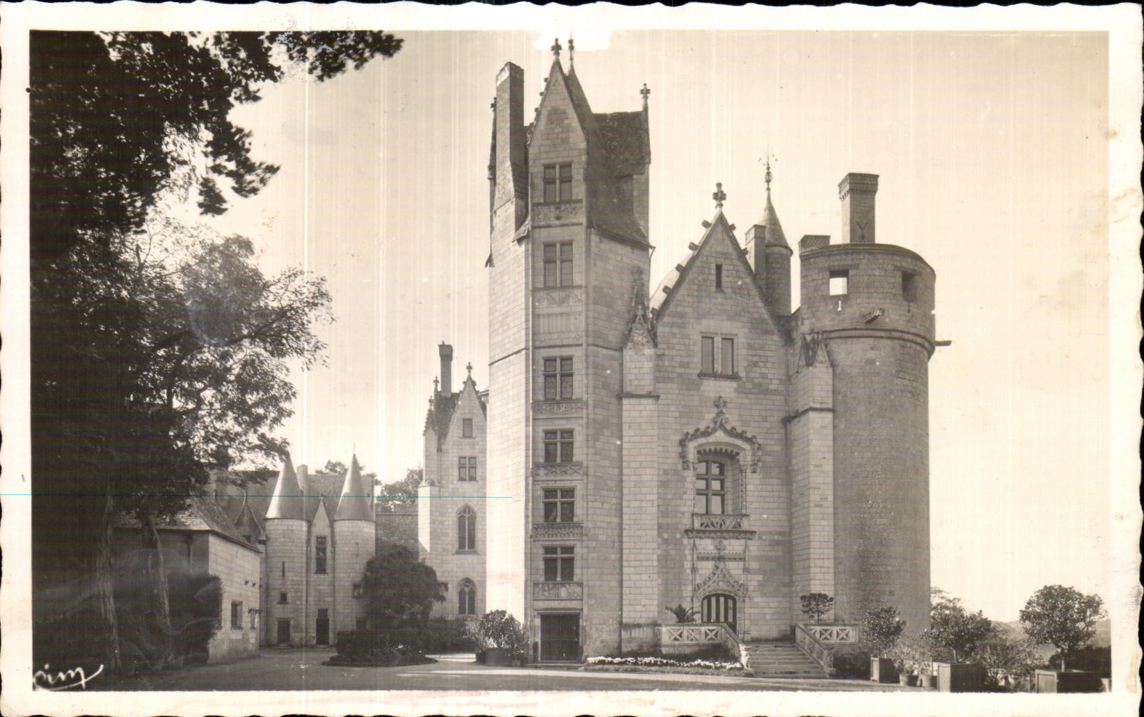 CPA Montreuil Bellay Chateau (Mon hist) reconsruuit au XIV et au XV siecles Cour interieure