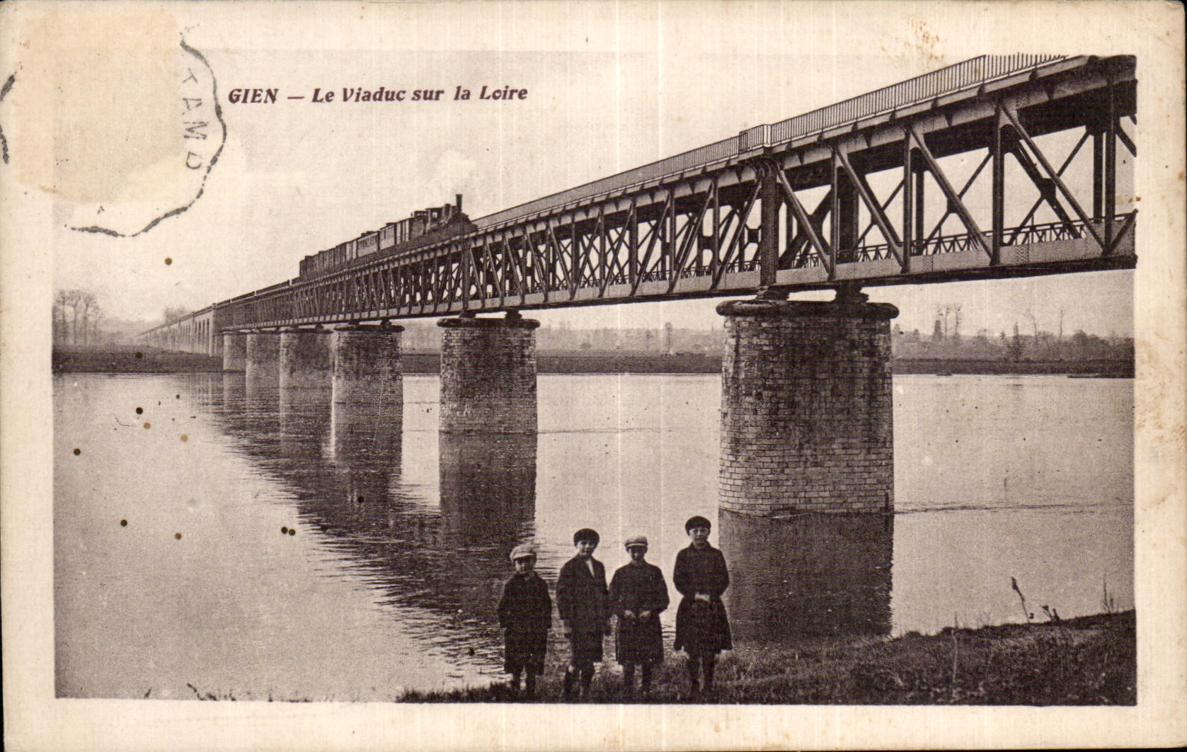 CPA Gien the Viaduct on the Loire Train Children