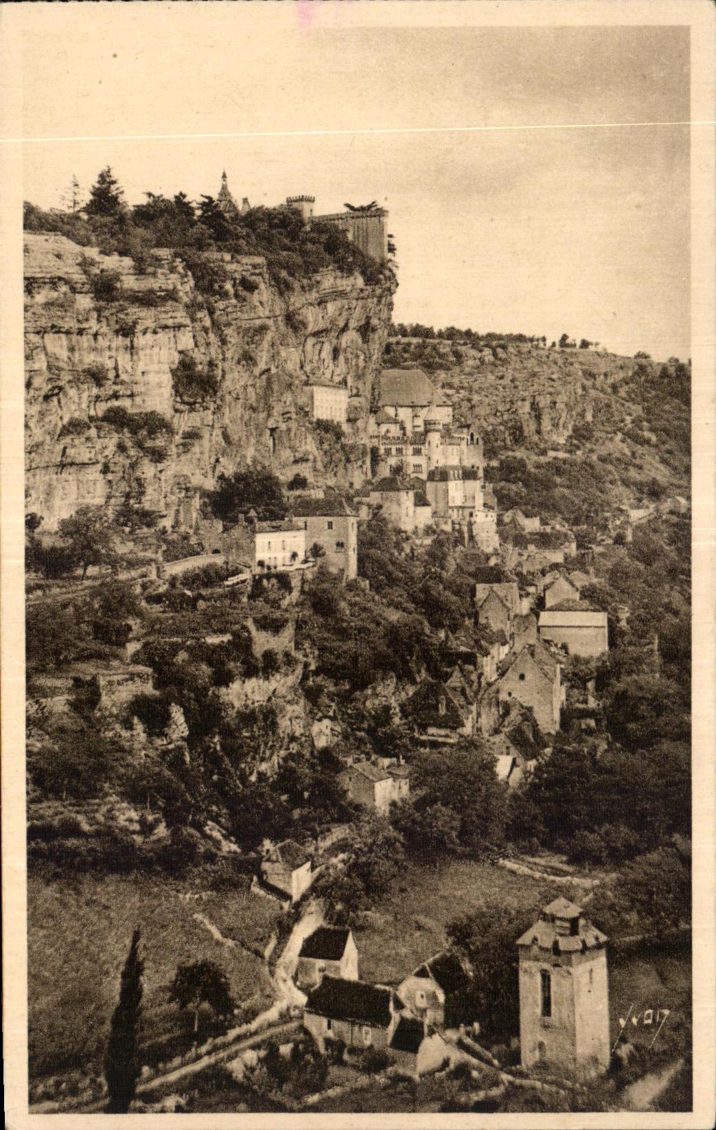 CPA Rocamadour (Lot) Vue prise de la Route de Cahors Au premier plan le Moulin de Roquefrege