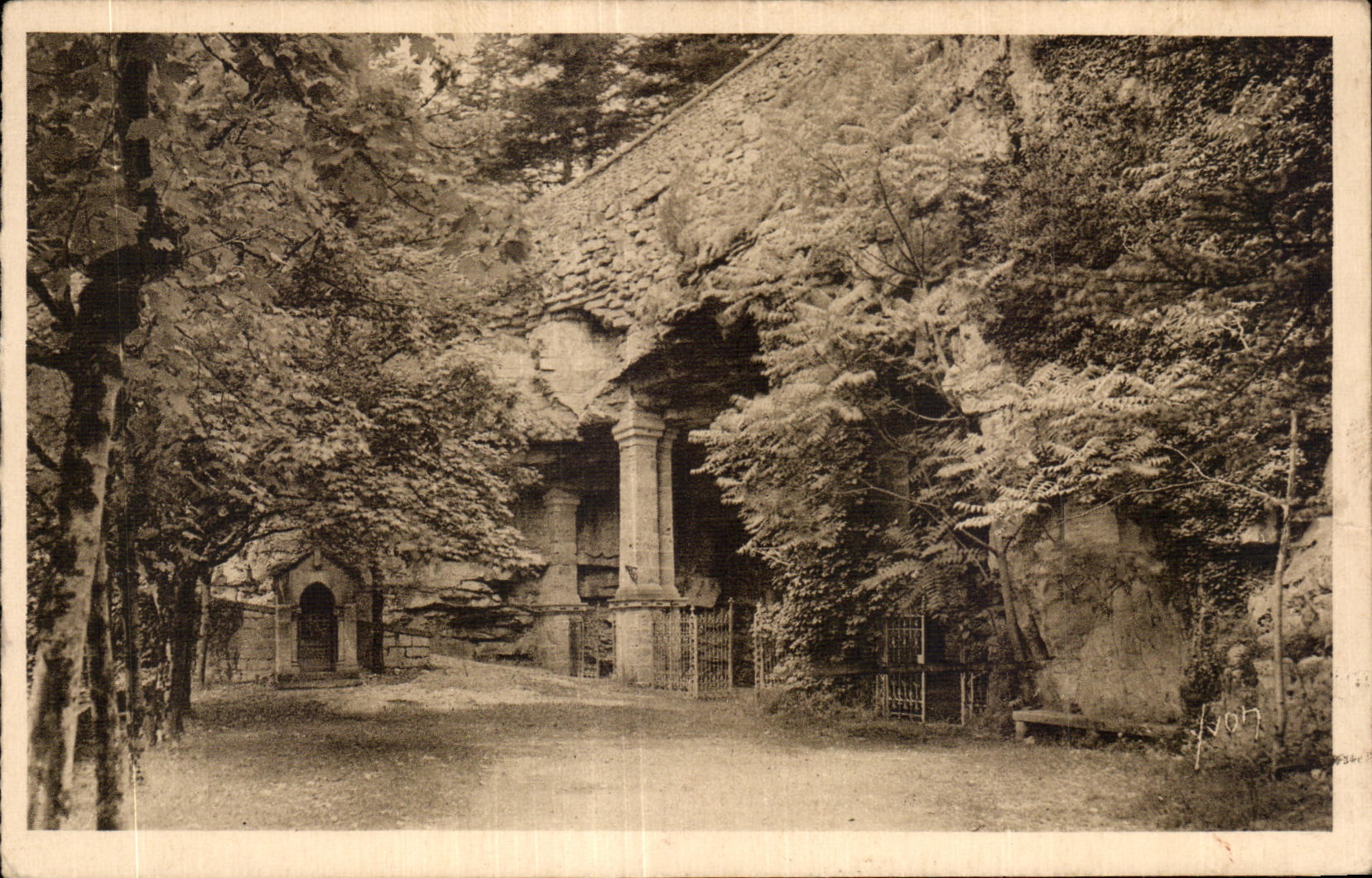 CPA La Douce France Rocamadour (Lot) Entree de la Grotte de la mise au Tombeau Au fond et a gauche