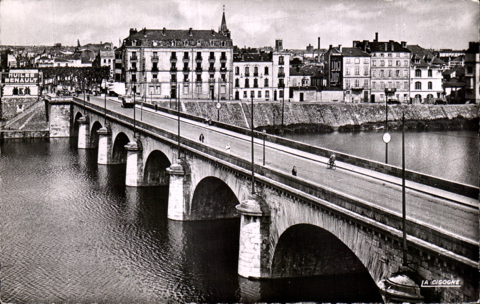 CPA Roanne (the Loire) the bridge and the quay of the Loire
