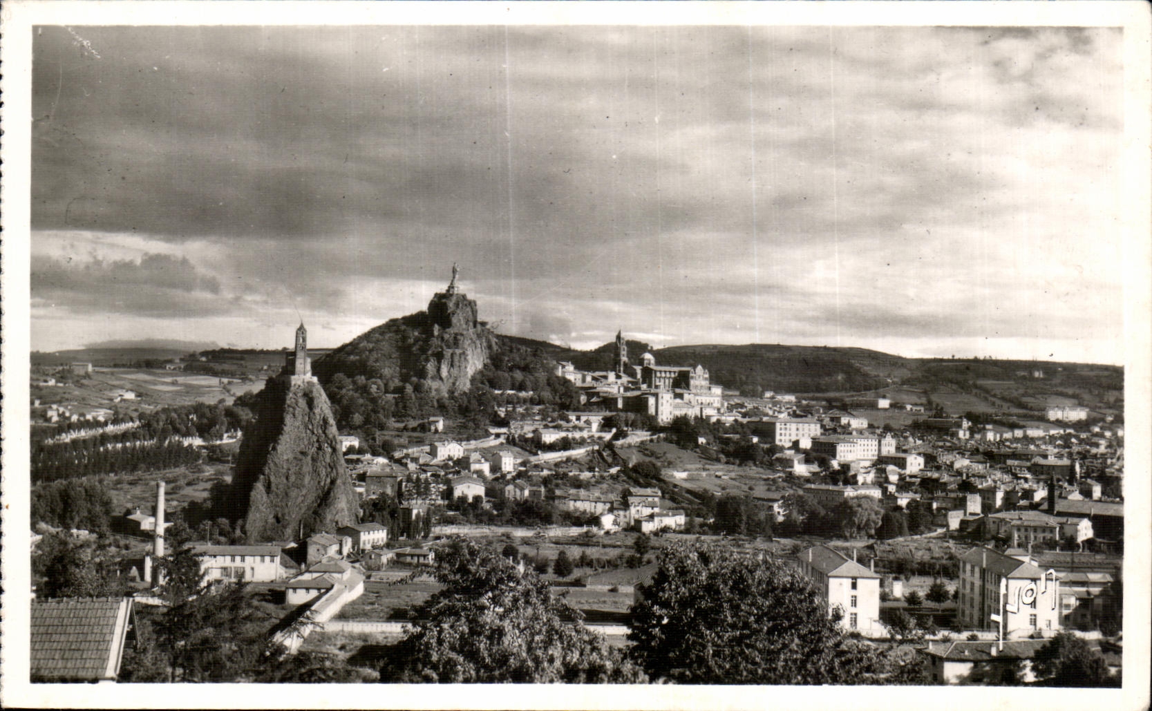 CPA Le Puy Haute Loire La ville vue de cote de I Ermitage
