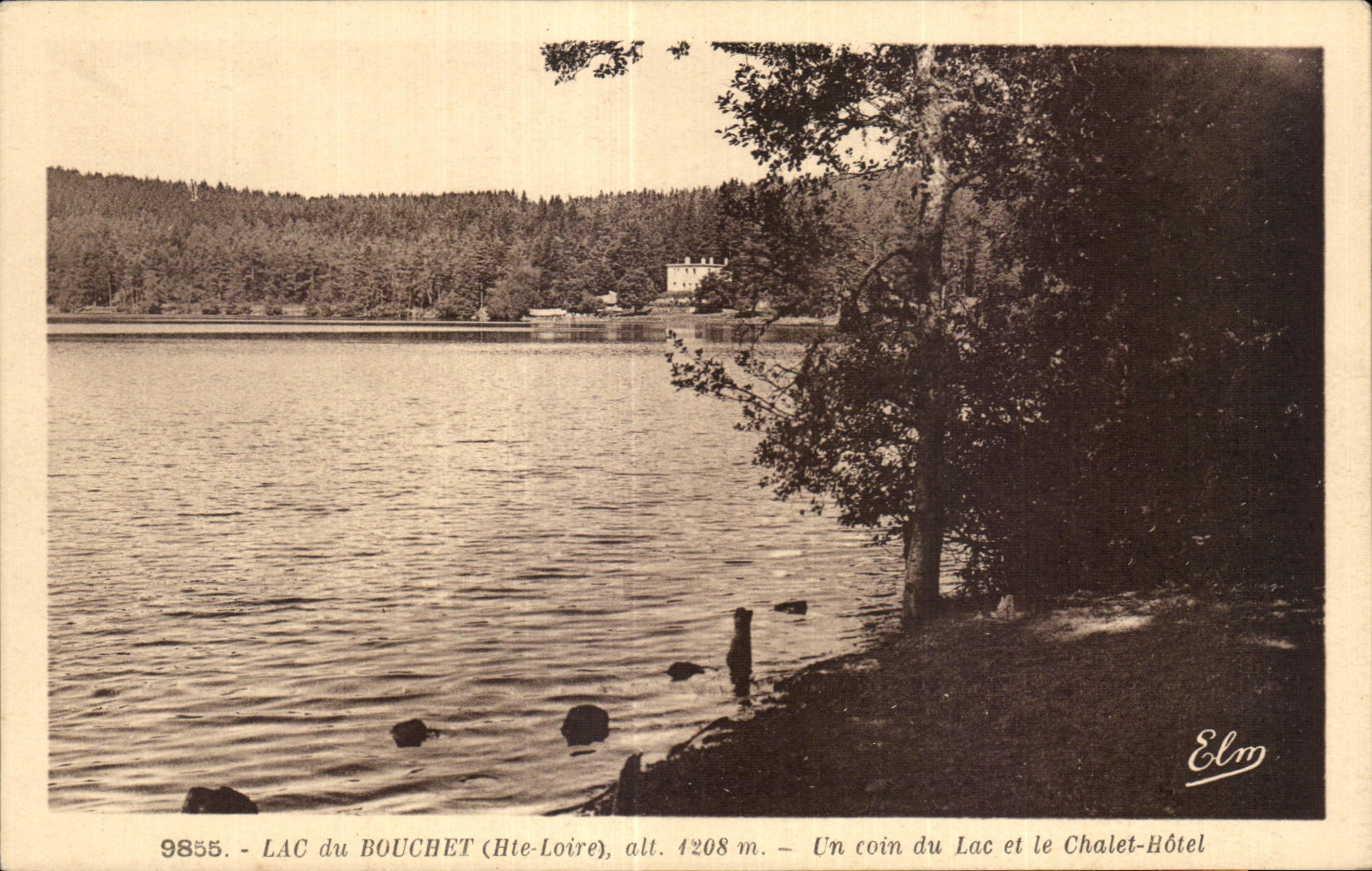 Lago de CPA de Bouchet el alto Loire alt el 1208m una esquina del lago y del hotel de la cabana del pais
