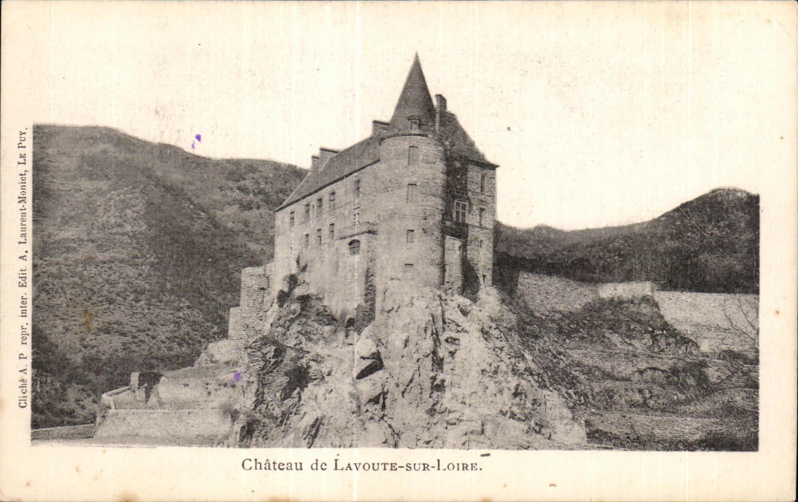 CPA Castle of Lavoute On the Loire