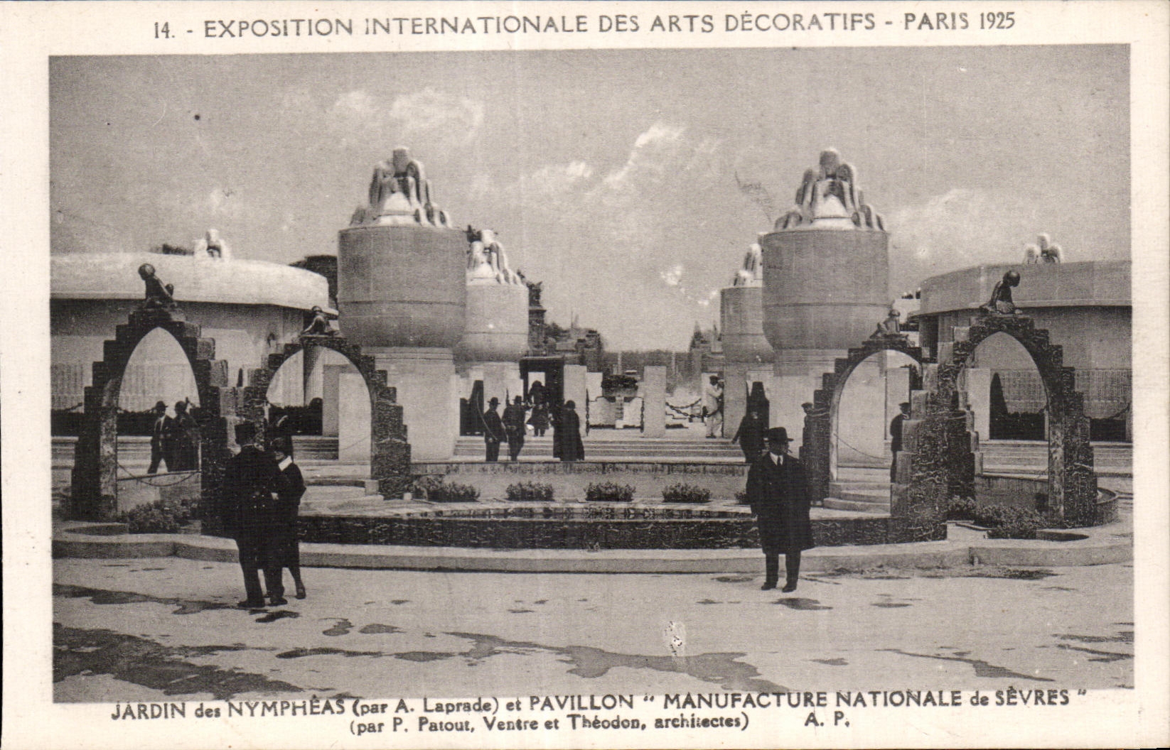 CPA Paris Exposition des Arts decoratifs Paris 1925 Jardin des Nympheas et pavillon Manufacture de Sevres 