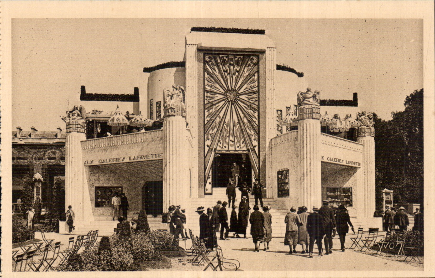 CPA Exposition internationale des Arts decoratifs Paris 1925 La maitrise Magasins des Galeries Lafayette