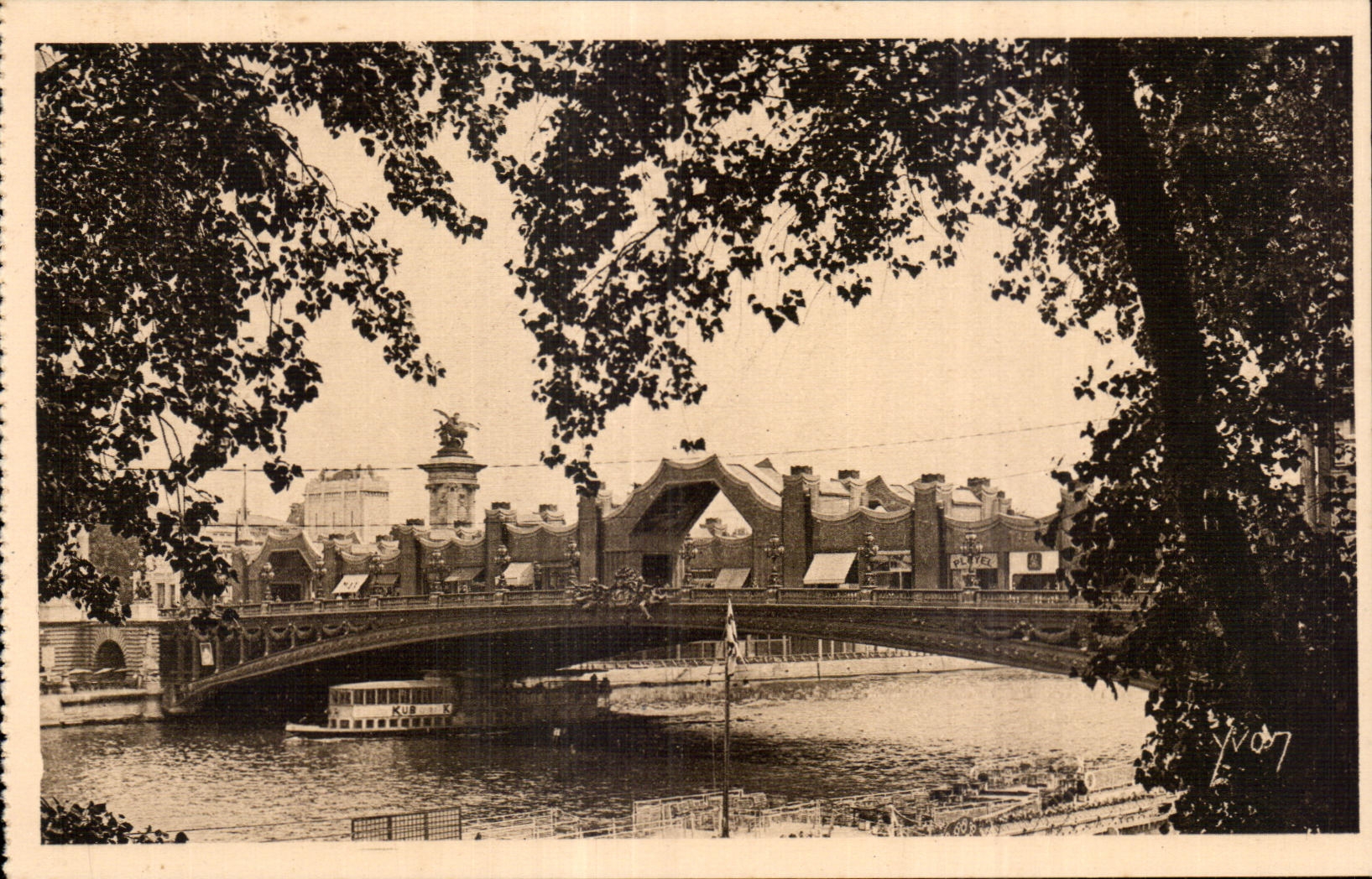 CPA Exposition internationale des Arts decoratifs Paris 1925 Les boutiques du Pont Alexandre III ( Dufrene )